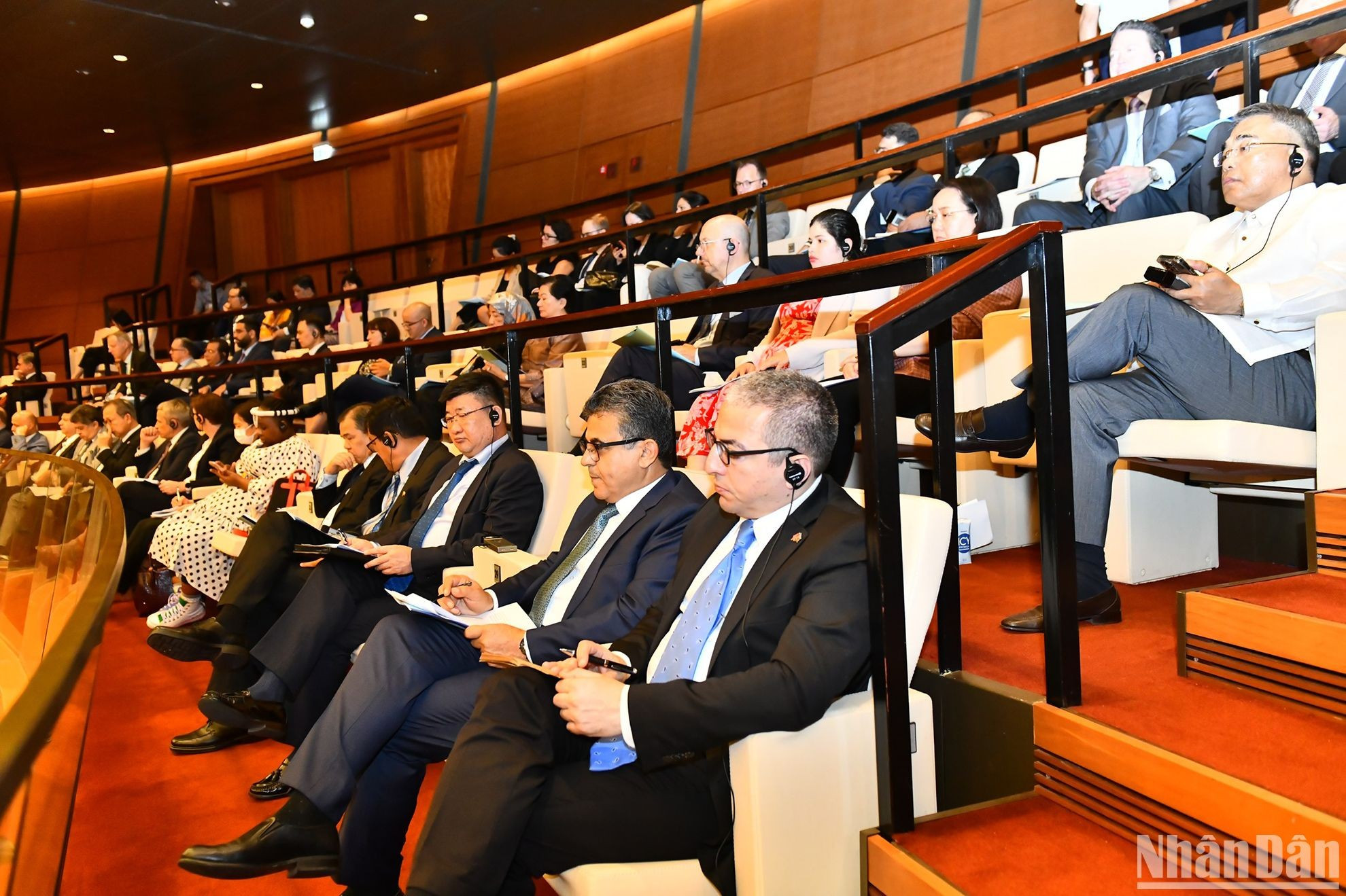 Embajadores y representantes de las organizaciones internacionales en Hanói. Embajadores y representantes de las organizaciones internacionales en Hanói.