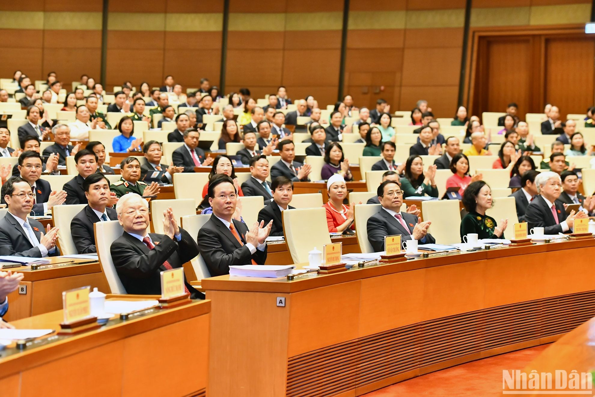 Panorama de la sesión inaugural, efectuada en la sala de reuniones de Dien Hong, de la Casa Parlamentaria. Panorama de la sesión inaugural, efectuada en la sala de reuniones de Dien Hong, de la Casa Parlamentaria.