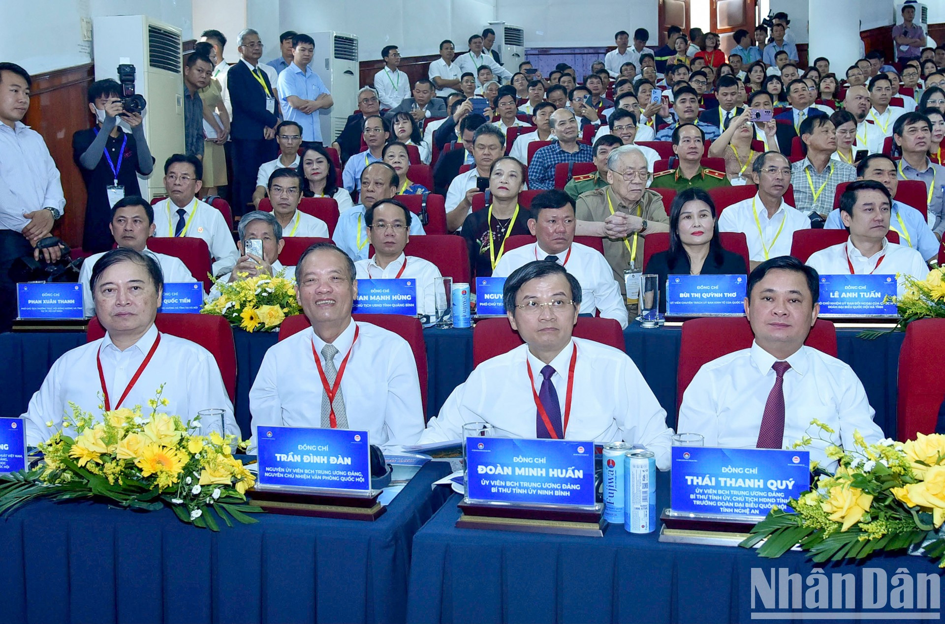 Representantes de instituciones centrales, departamentos y sectores. Representantes de instituciones centrales, departamentos y sectores.