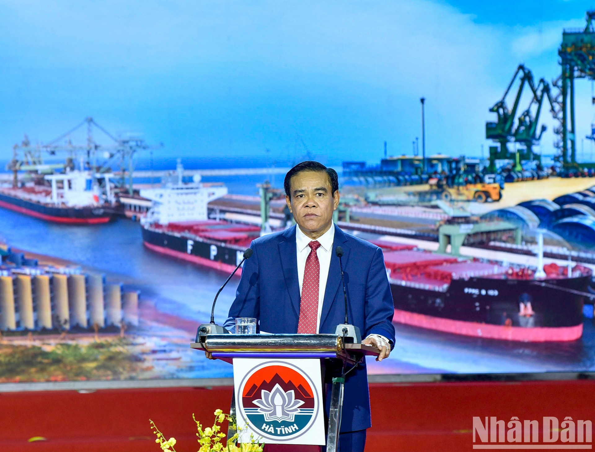 El presidente del Comité Popular de Ha Tinh, Vo Trong Hai, da palabras inaugurales del simposio. El presidente del Comité Popular de Ha Tinh, Vo Trong Hai, da palabras inaugurales del simposio.