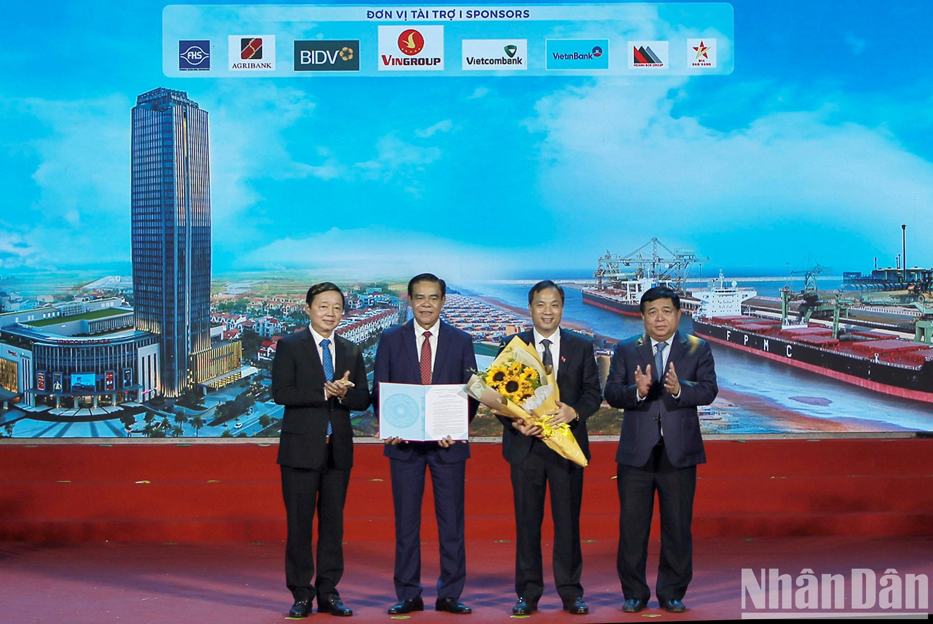 El vicepremier Tran Hong Ha y el ministro de Planificación e Inversión, Nguyen Chi Dung, entregan a representantes de Ha Tinh la Decisión que aprueba la planificación provincial. El vicepremier Tran Hong Ha y el ministro de Planificación e Inversión, Nguyen Chi Dung, entregan a representantes de Ha Tinh la Decisión que aprueba la planificación provincial.