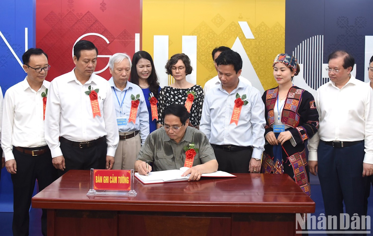 El premier escribe en el libro de visitas del lugar.