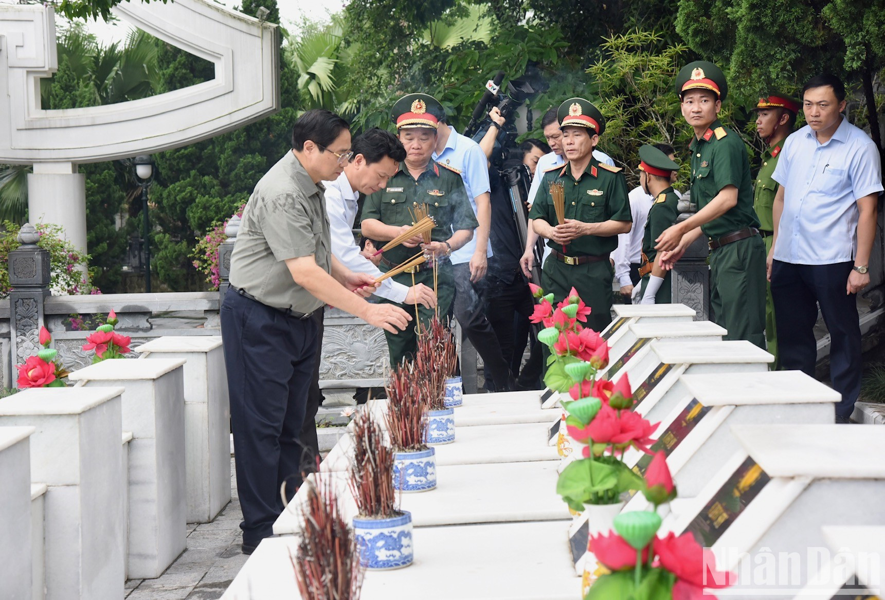 El jefe de Gobierno deposita inciensos en las tumbas en el cementerio.