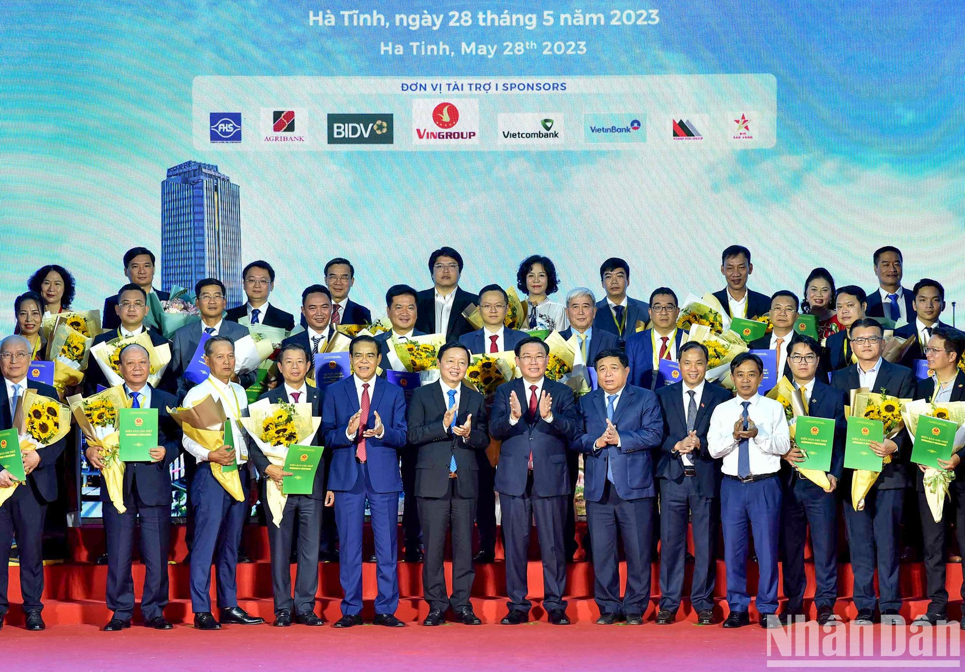Los delegados posan para una foto. Los delegados posan para una foto.
