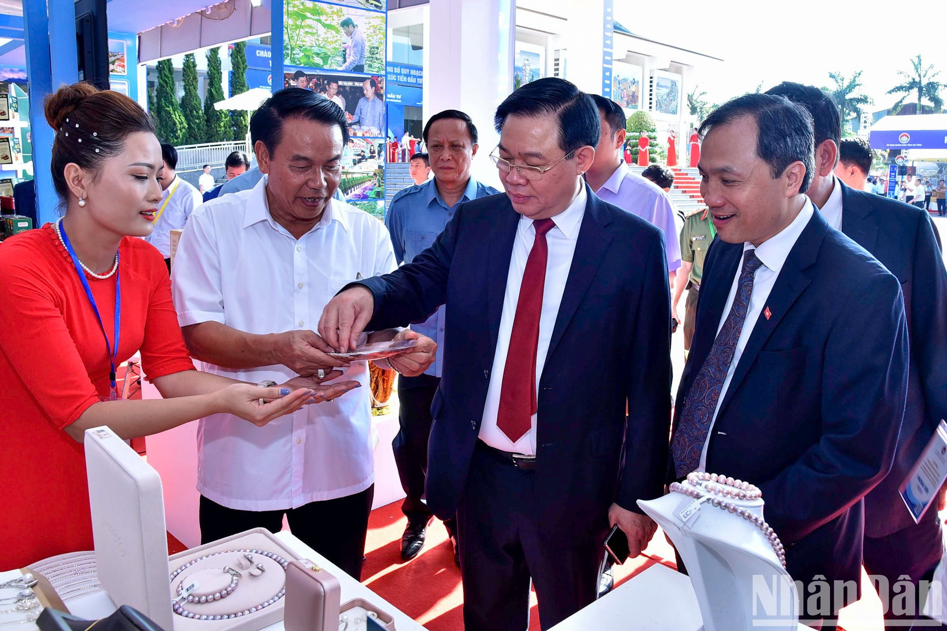 El jefe del Legislativo visita un stand de productos típicos de Ha Tinh. El jefe del Legislativo visita un stand de productos típicos de Ha Tinh.