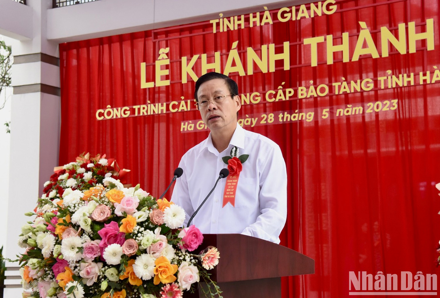 Un representante de la autoridad provincial pronuncia sus palabras.