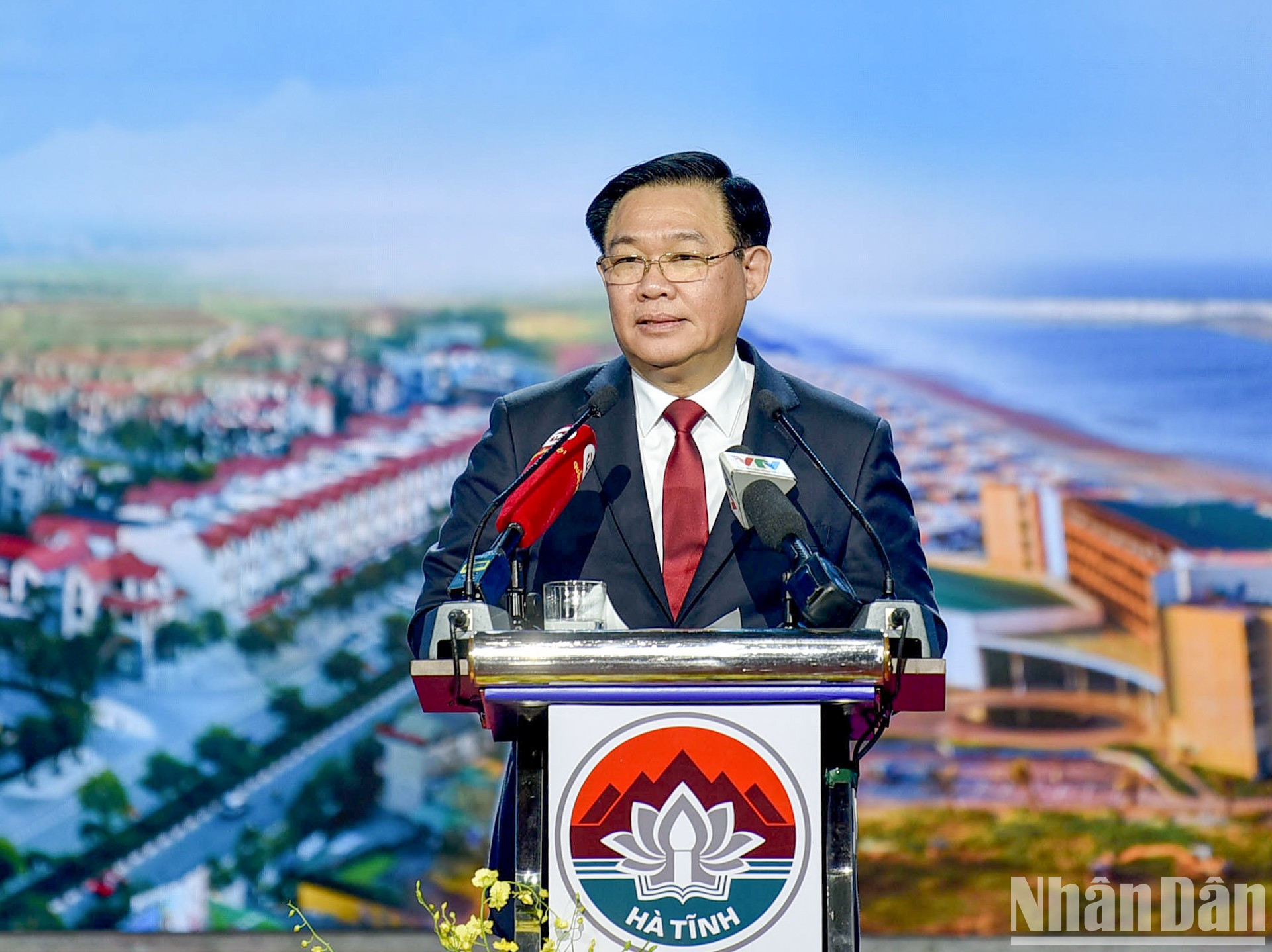 El presidente del Parlamento, Vuong Dinh Hue, ofrece sus directrices. El presidente del Parlamento, Vuong Dinh Hue, ofrece sus directrices.