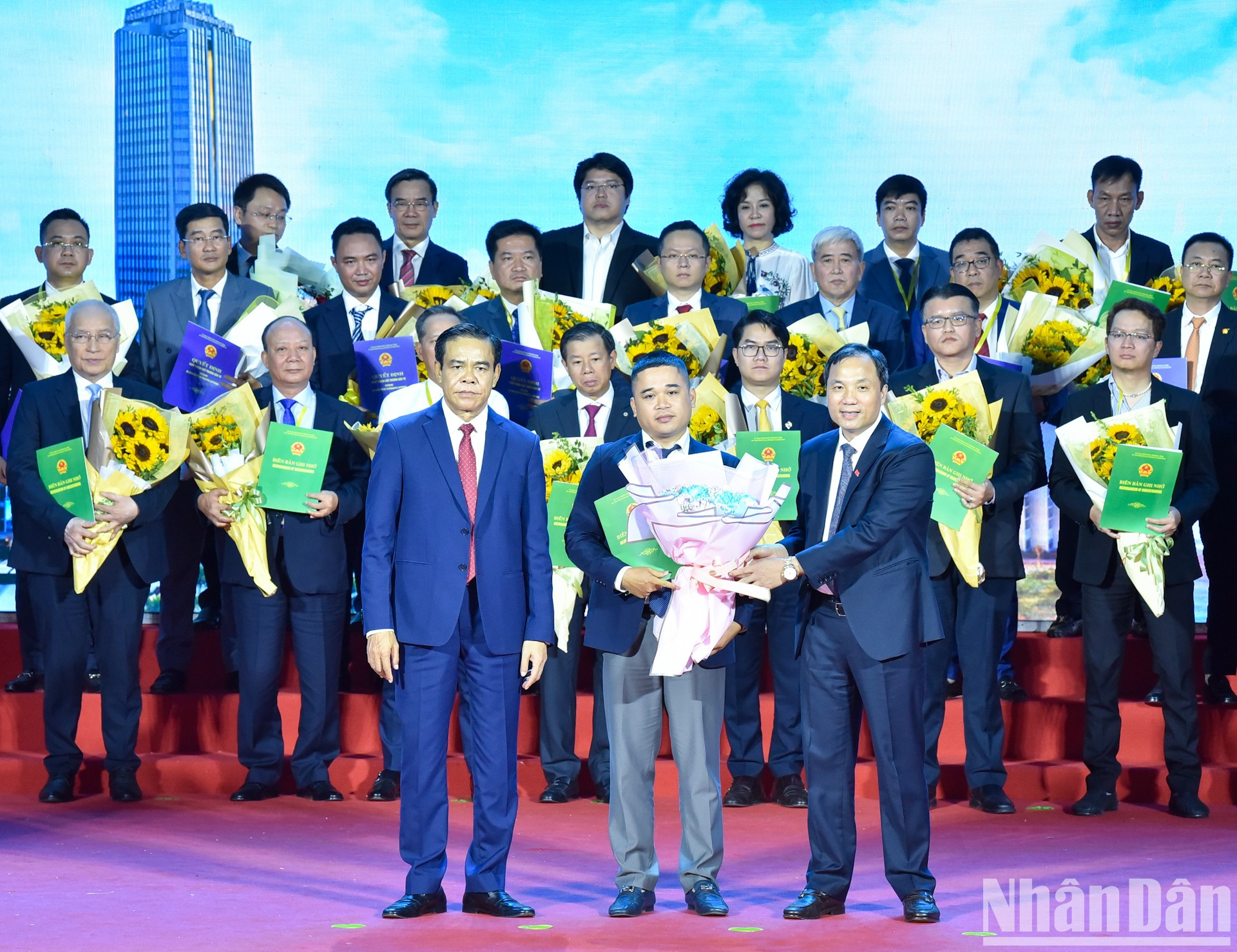 Vo Trong Hai y el secretario del Comité partidista local, Hoang Trung Dung, entregan a las empresas solicitantes la decisión a favor de sus inversiones y el memorando de entendimiento sobre cooperación bilateral en el tema. Vo Trong Hai y el secretario del Comité partidista local, Hoang Trung Dung, entregan a las empresas solicitantes la decisión a favor de sus inversiones y el memorando de entendimiento sobre cooperación bilateral en el tema.