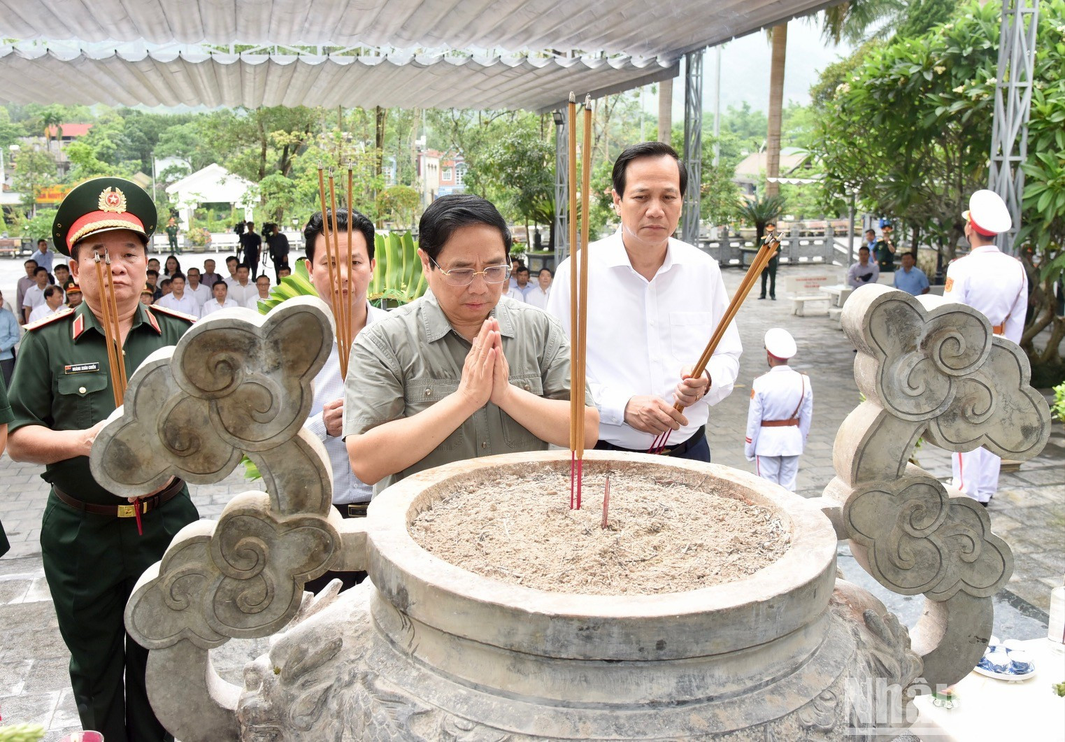 Ofrecimiento de una corona floral a los caídos en defensa nacional.