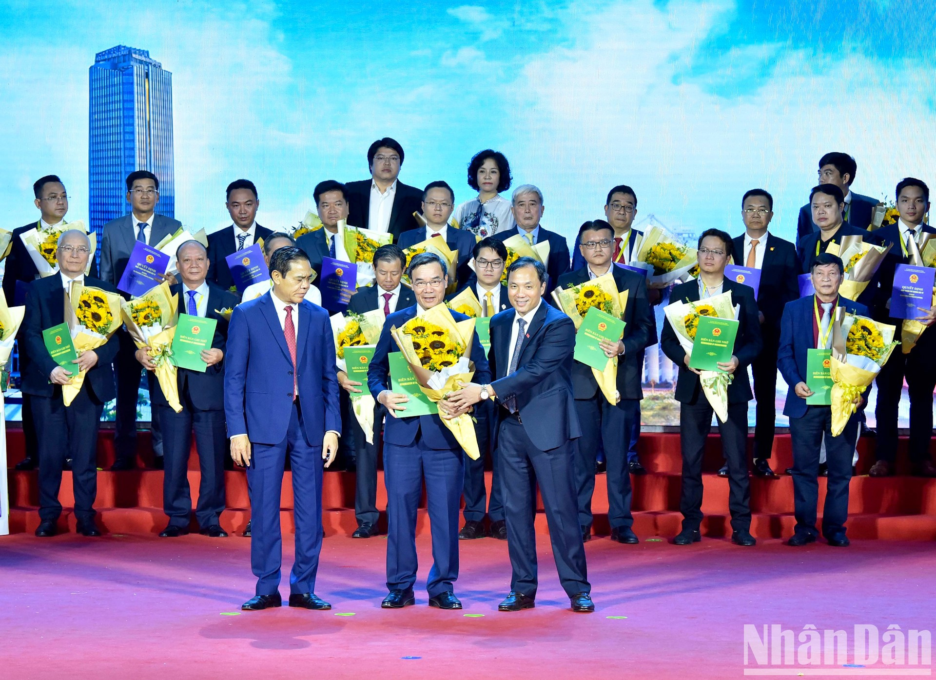 En la cita, la provincia de Ha Tinh otorga licencias a 14 inversores y sus 15 proyectos, cuyo capital registrado suma más de 409 millones de dólares. En la cita, la provincia de Ha Tinh otorga licencias a 14 inversores y sus 15 proyectos, cuyo capital registrado suma más de 409 millones de dólares.