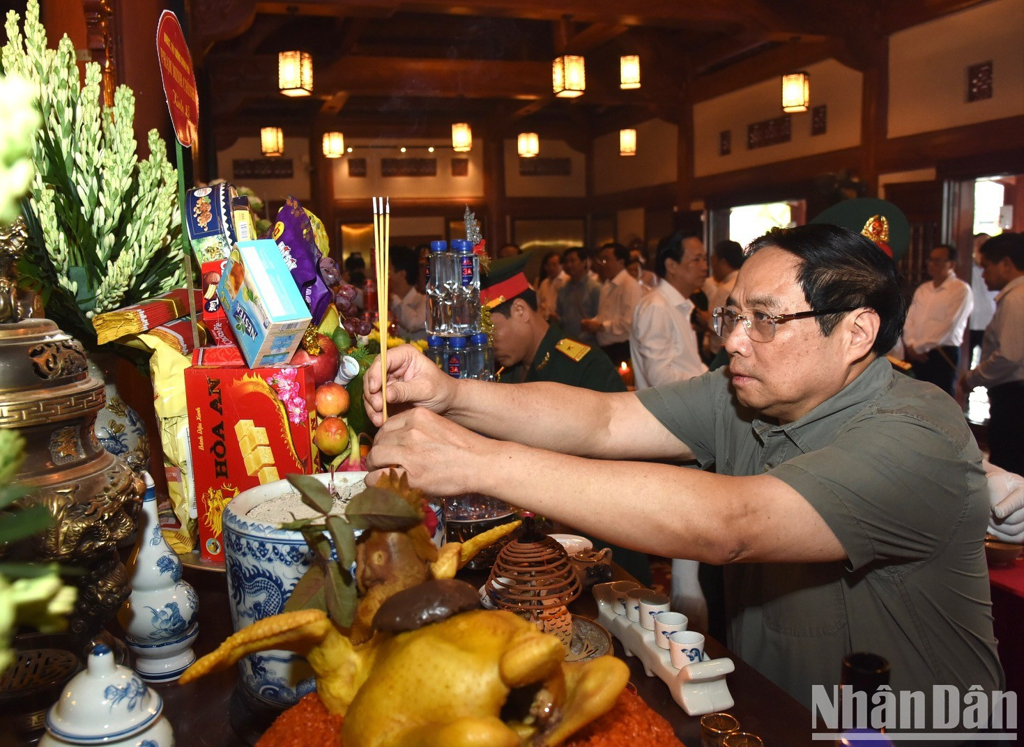 El premier coloca inciensos en el Templo dedicado a los Mártires de Guerra ubicado en el cementerio.