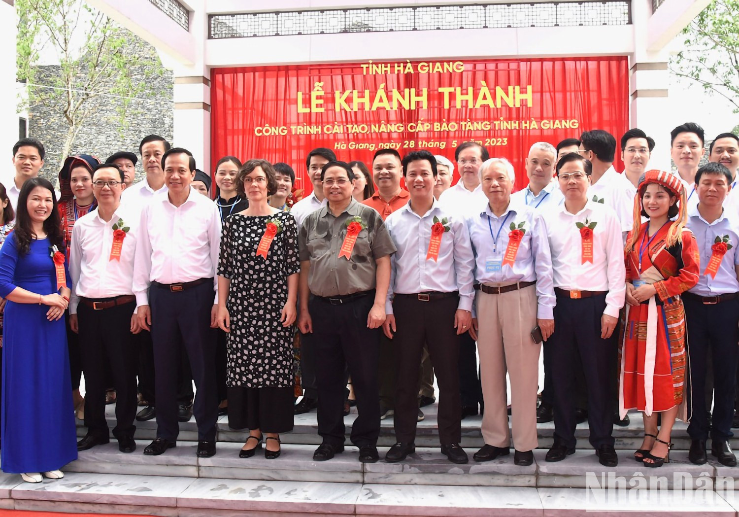 Minh Chinh posa junto a otros participantes.