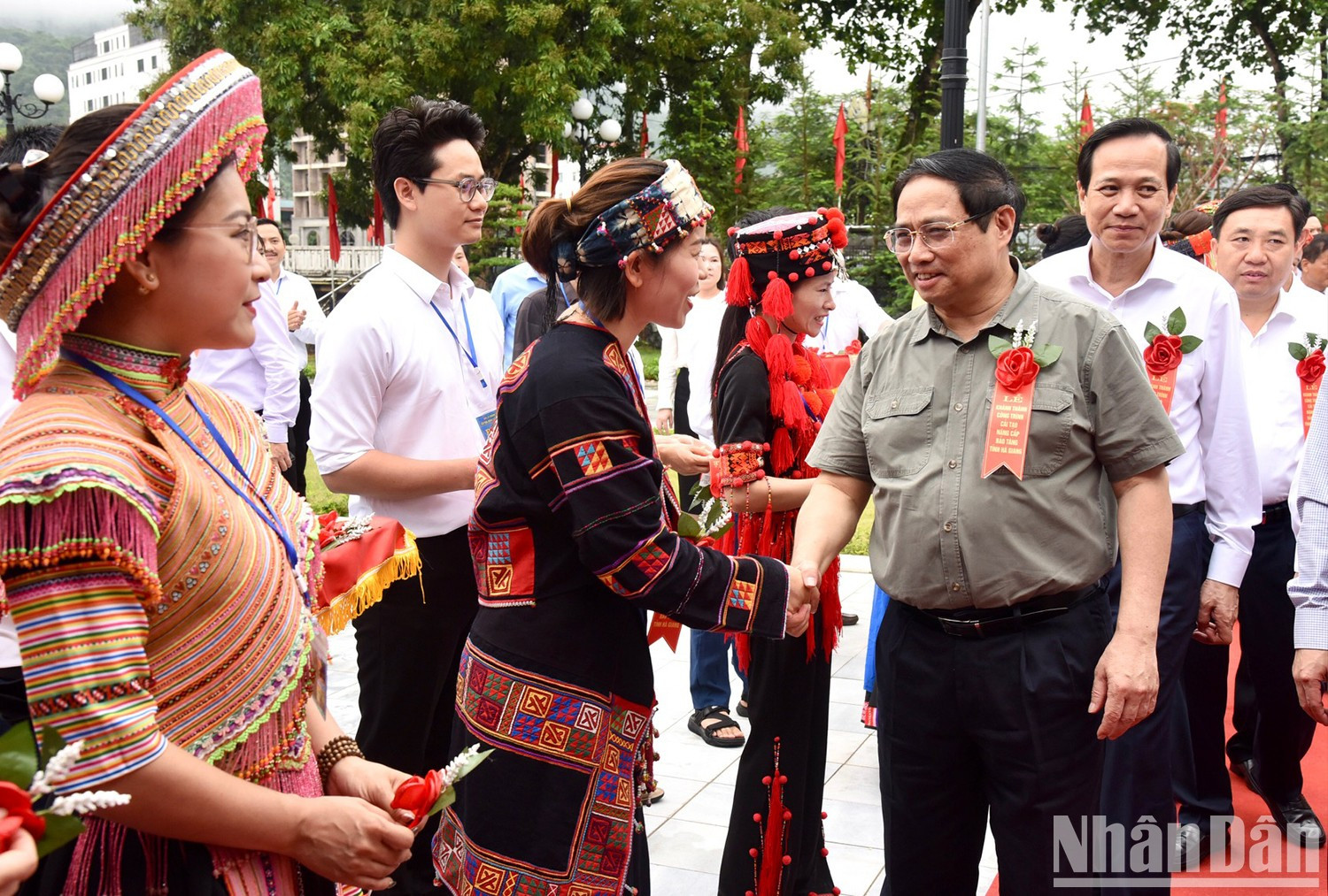 Minh Chinh y compatriotas étnicos en Ha Giang.