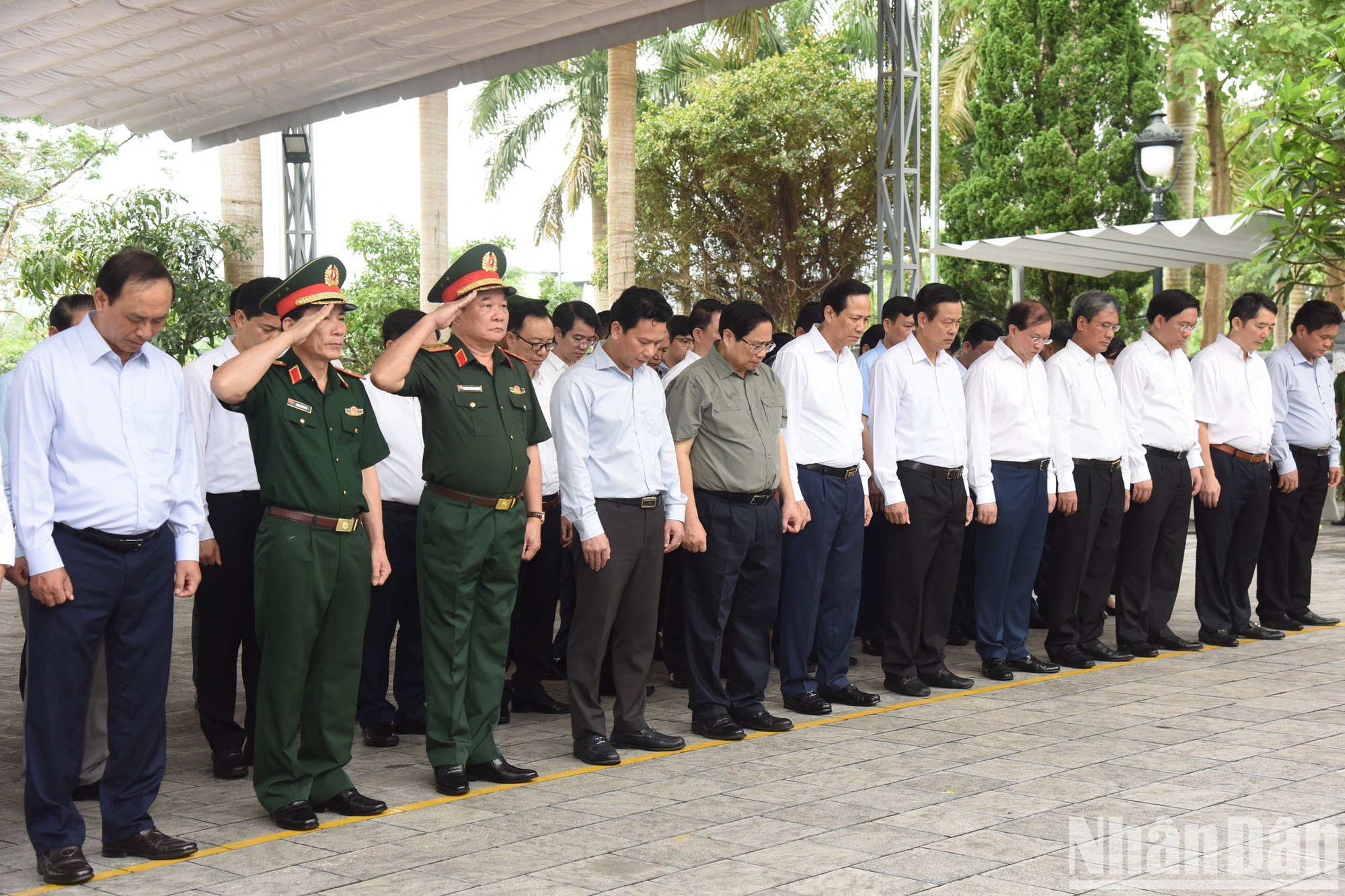 Los delegados homenajean a los difuntos héroes.