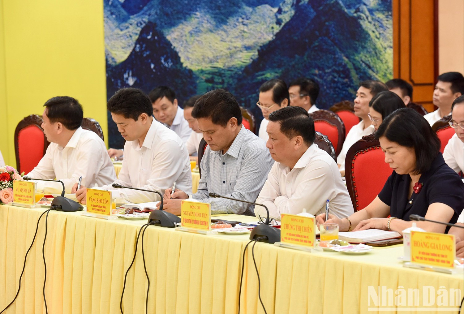 Representantes de la autoridad provincial.