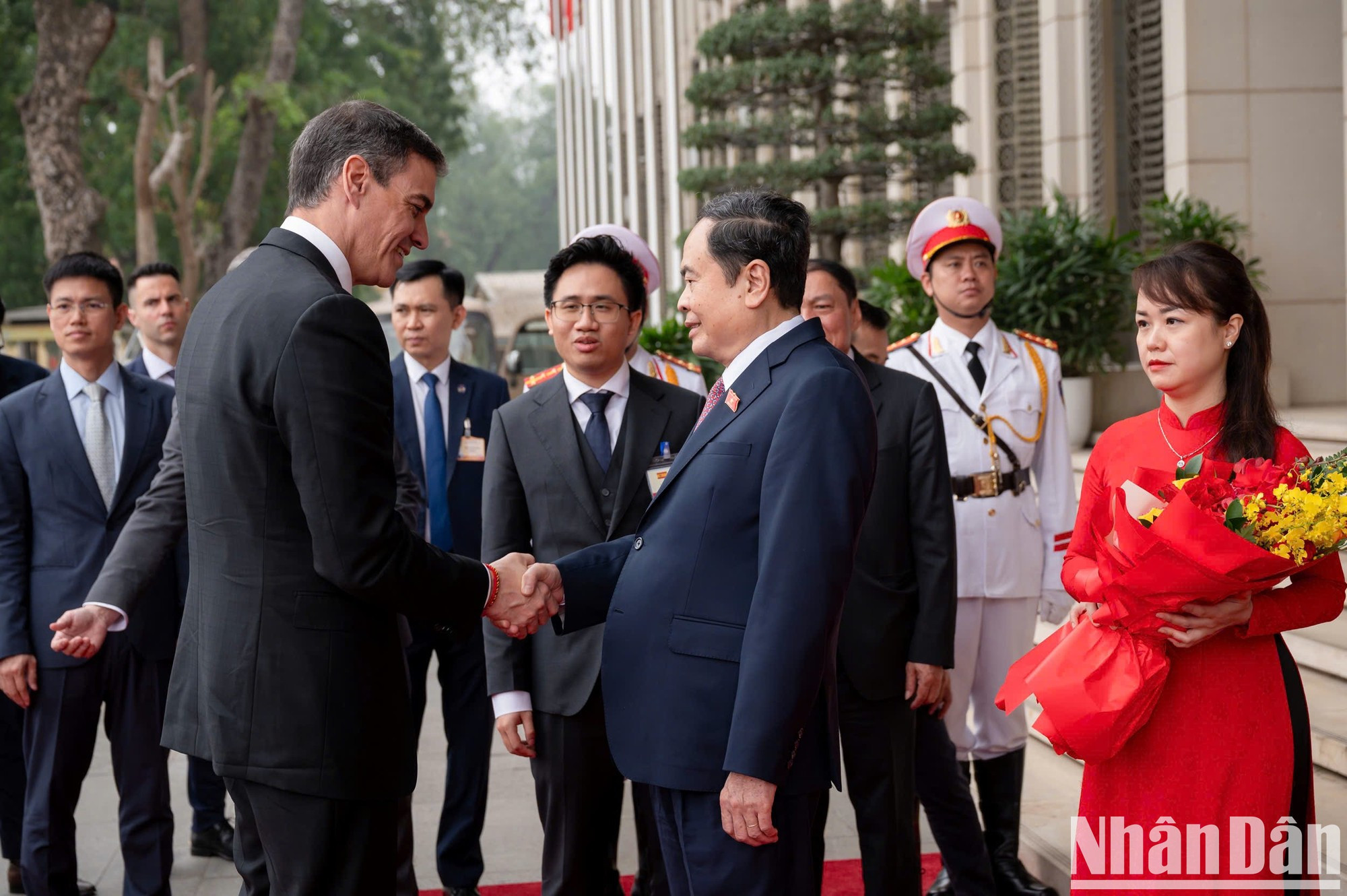El presidente de la Asamblea Nacional de Vietnam, Tran Thanh Man, y el presidente del Gobierno de España, Pedro Sánchez.
