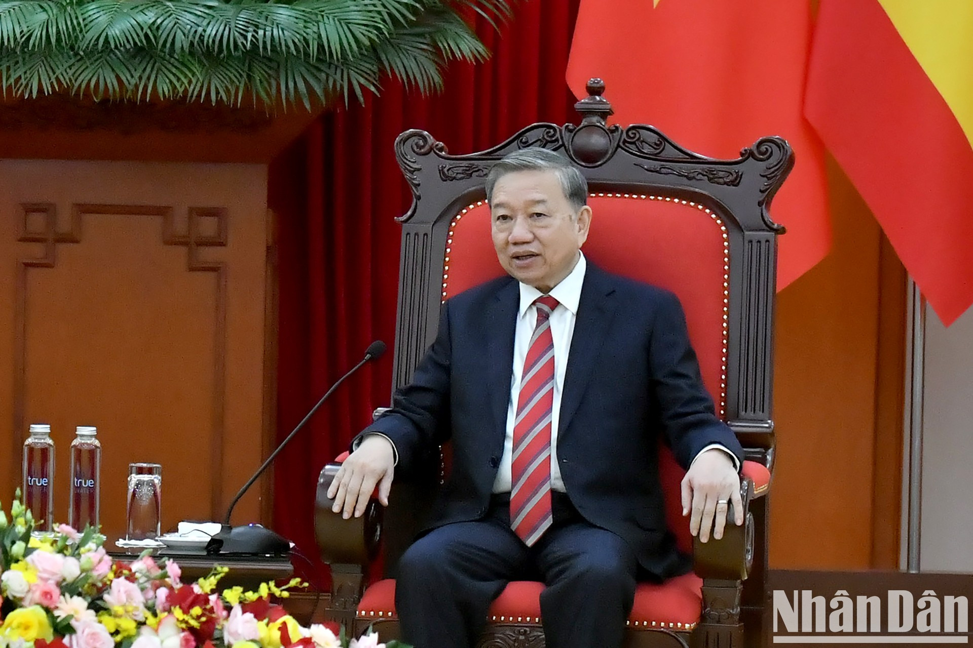 El secretario general del PCV, To Lam, habla en el encuentro.