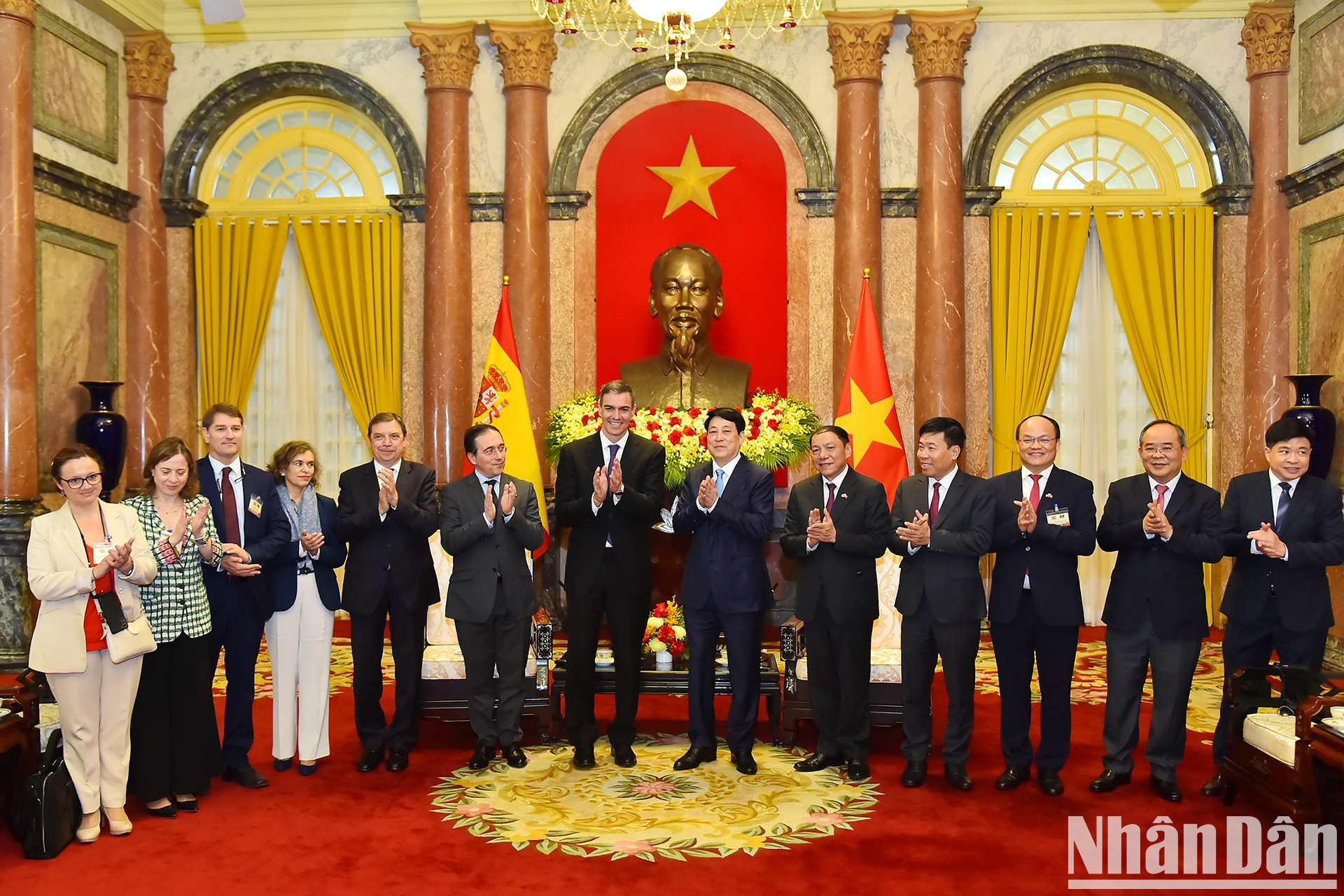 Los dos dirigentes posan junto con otros delegados. Los dos dirigentes posan junto con otros delegados.