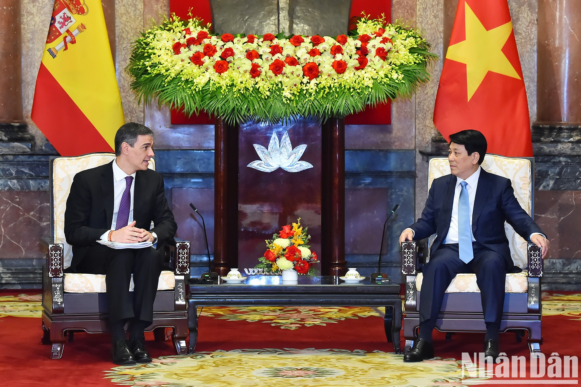 Escena de la reunión. Escena de la reunión.