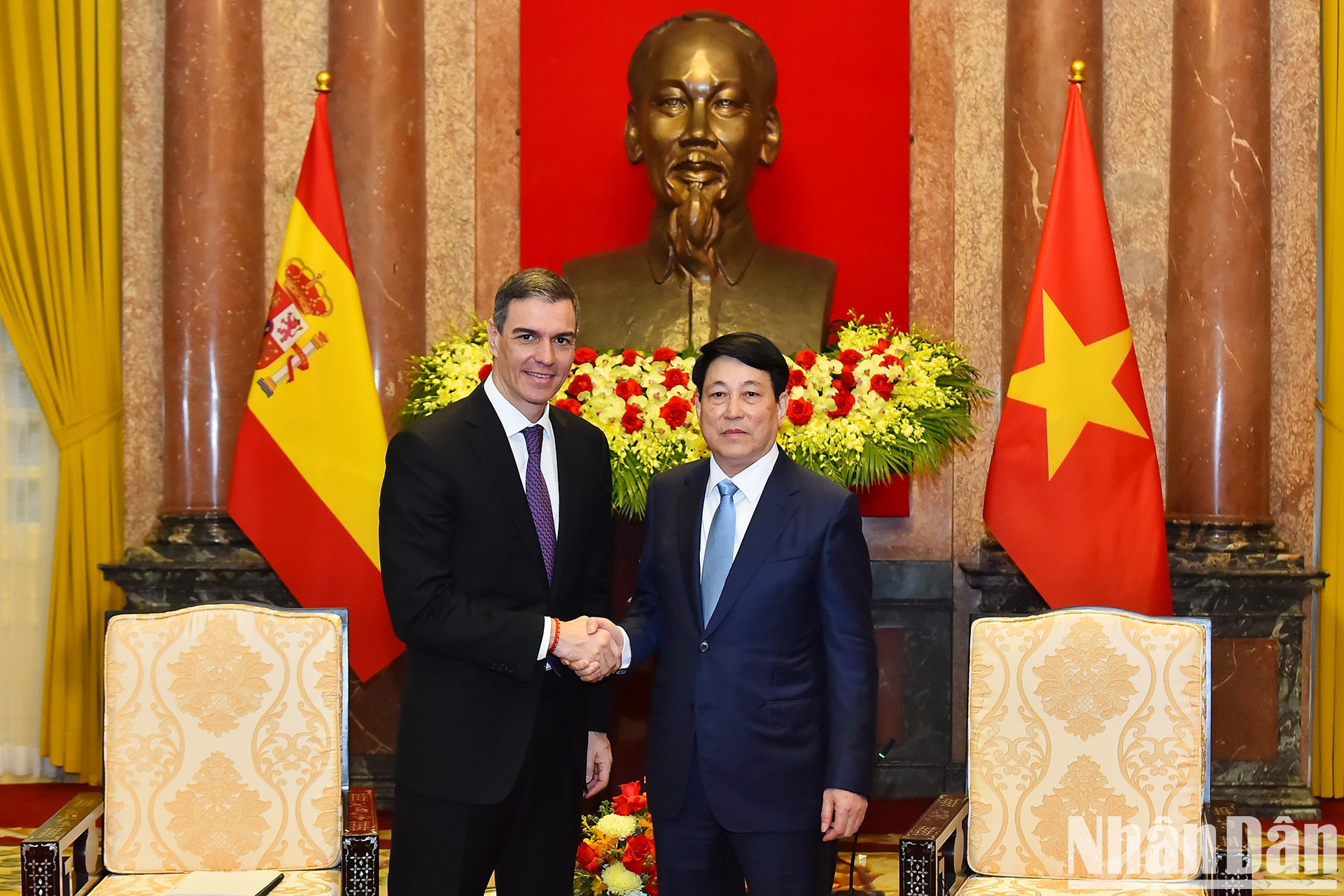 El presidente de Vietnam, Luong Cuong, recibe al presidente del Gobierno de España, Pedro Sánchez. El presidente de Vietnam, Luong Cuong, recibe al presidente del Gobierno de España, Pedro Sánchez.