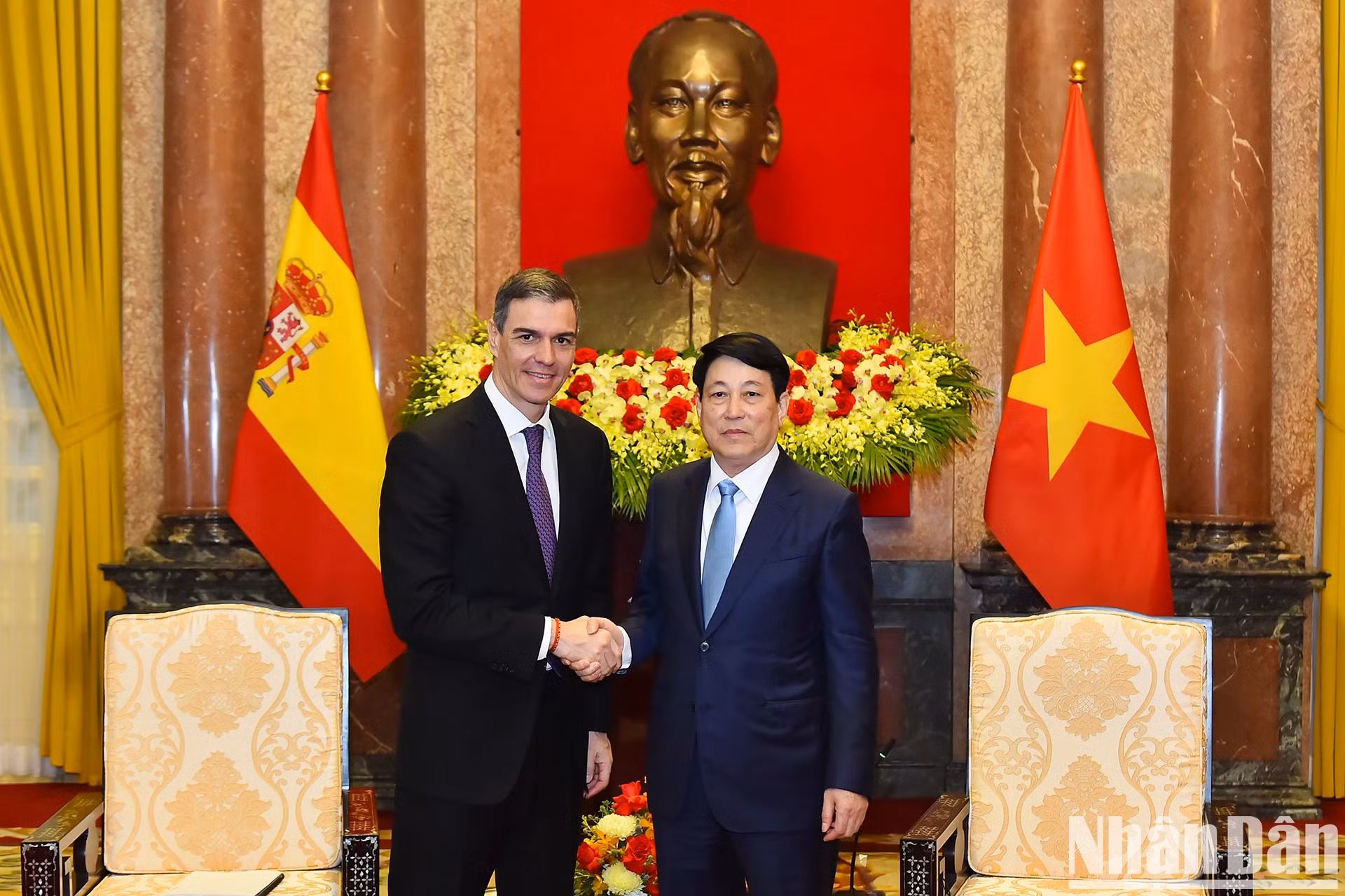 El presidente de Vietnam, Luong Cuong, recibe al presidente del Gobierno de España, Pedro Sánchez.