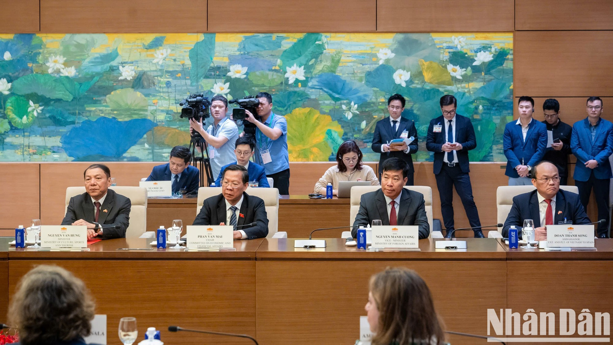 Diputados vietnamitas en la cita.