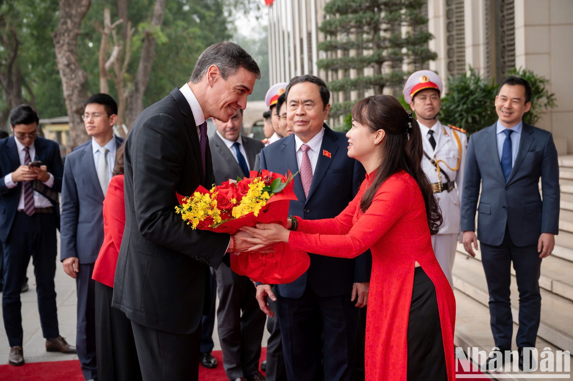 El jefe de Gobierno español recibe flores de bienvenida del personal de la Casa Parlamentaria, sede del cuerpo legislativo vietnamita.