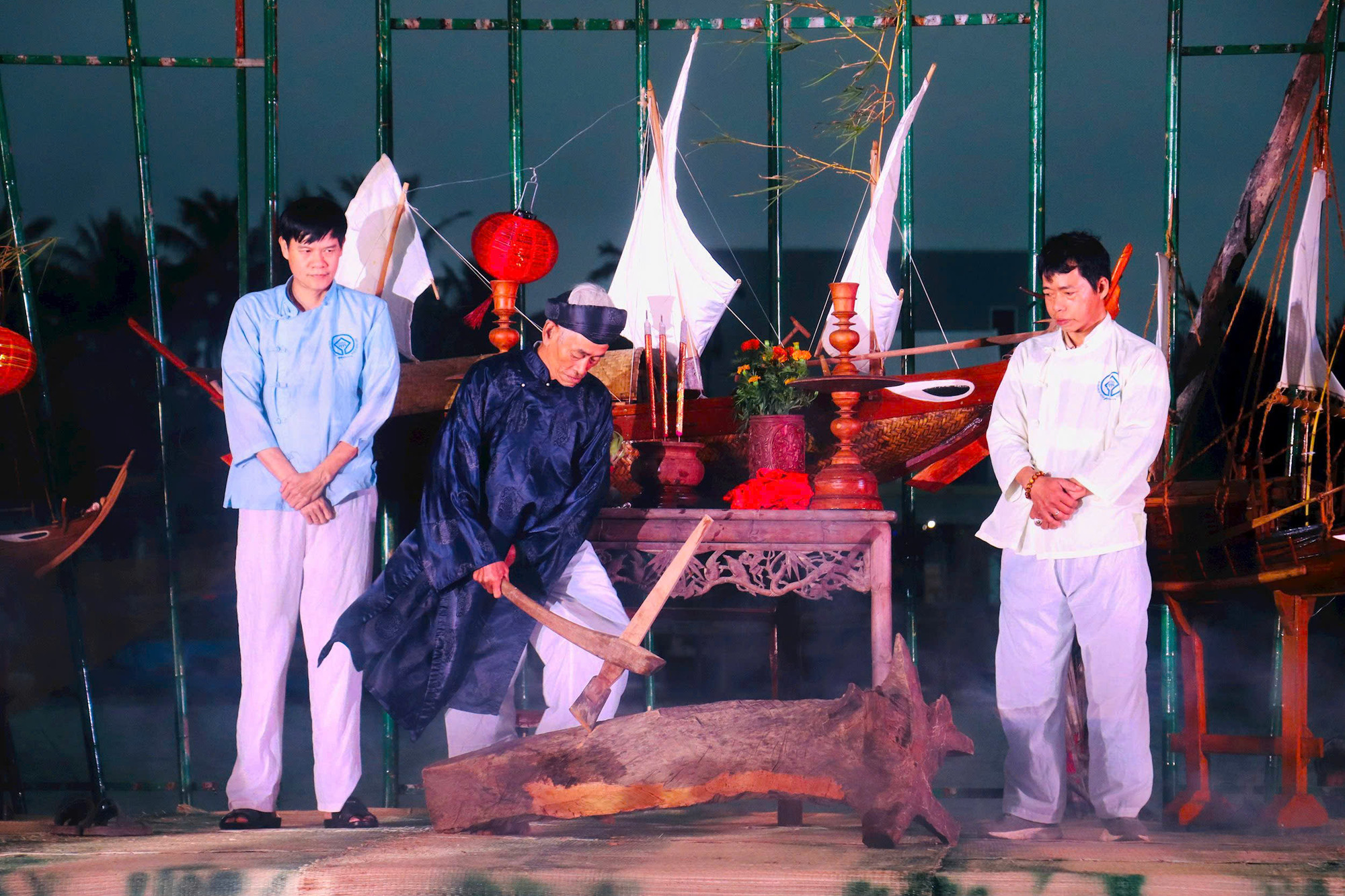 El festival comienza con el ritual «phat moc» (cortar madera) de la aldea de Kim Bong, cuyos habitantes son conocidos por su habilidad con el carpinteo. También habrá espectáculos de formas tradicionales de arte y se entregará un certificado de reconocimiento a la tejeduría de tapetes "lac" (Cyperaceae) de Kim Bong como oficio tradicional.