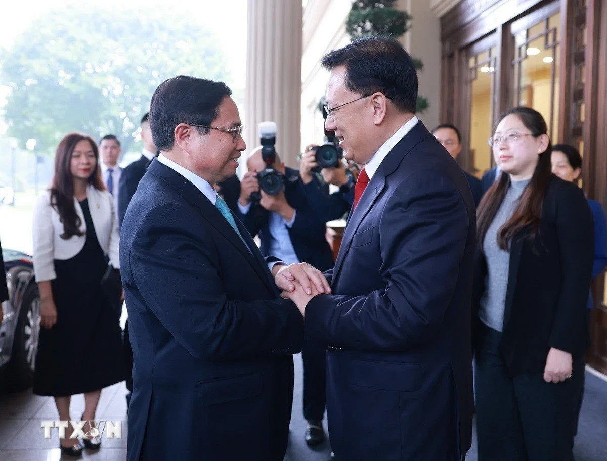 El primer ministro de Vietnam, Pham Minh Chinh, y el secretario del Comité del PCCh en la ciudad de Chongqing, Yuan Jiajun.