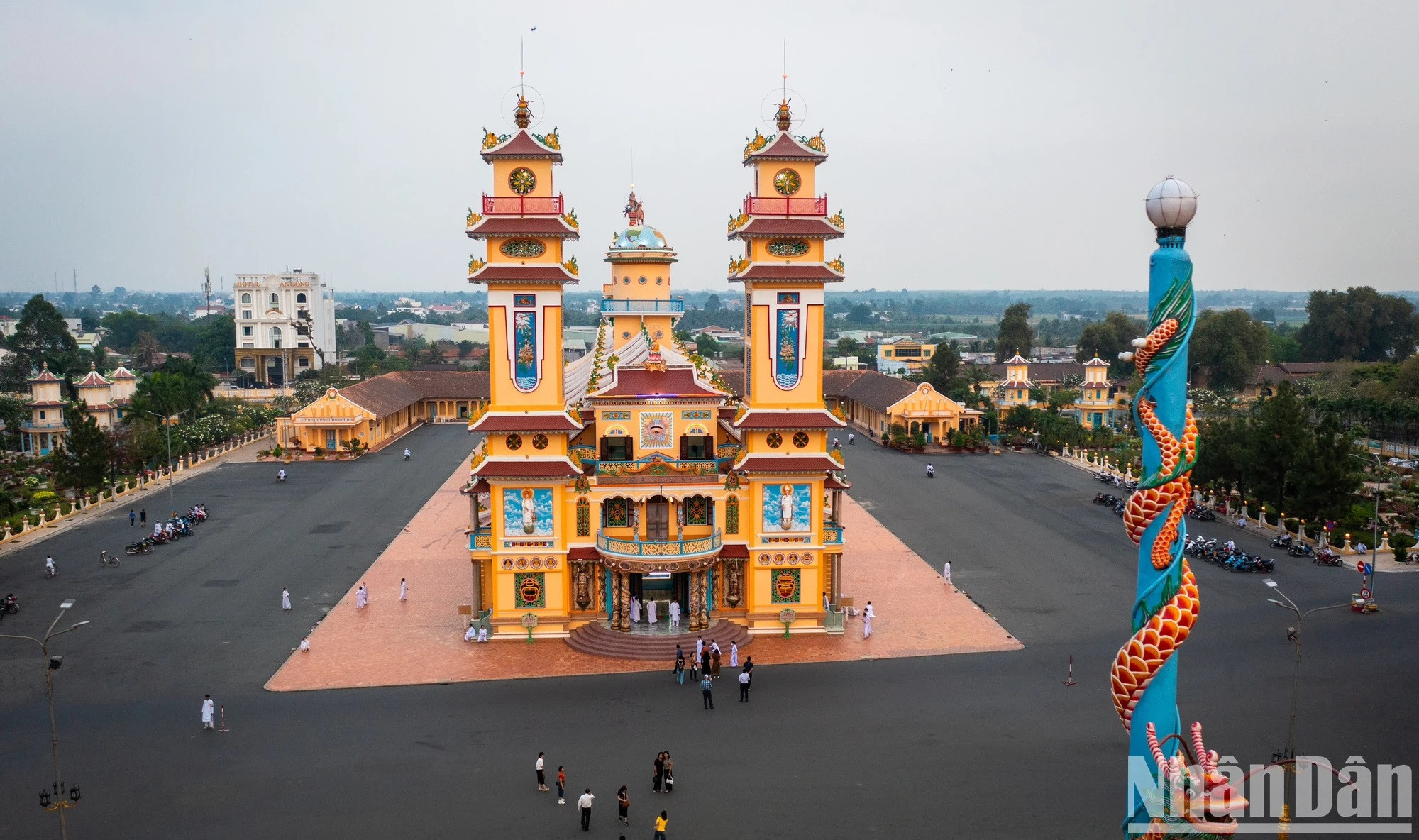 Protagoniza ese recinto la Santa Sede, con 135 metros de largo, 27 metros de ancho y entrada principal dando al oeste. Curiosamente, numerosas obras en el edificio también tienen dimensiones que son múltiplos básicos del número 9, como las plataformas ‘tam dai’ (36 metros) y ‘hiep thien dai’ (27 metros). Protagoniza ese recinto la Santa Sede, con 135 metros de largo, 27 metros de ancho y entrada principal dando al oeste. Curiosamente, numerosas obras en el edificio también tienen dimensiones que son múltiplos básicos del número 9, como las plataformas ‘tam dai’ (36 metros) y ‘hiep thien dai’ (27 metros).
