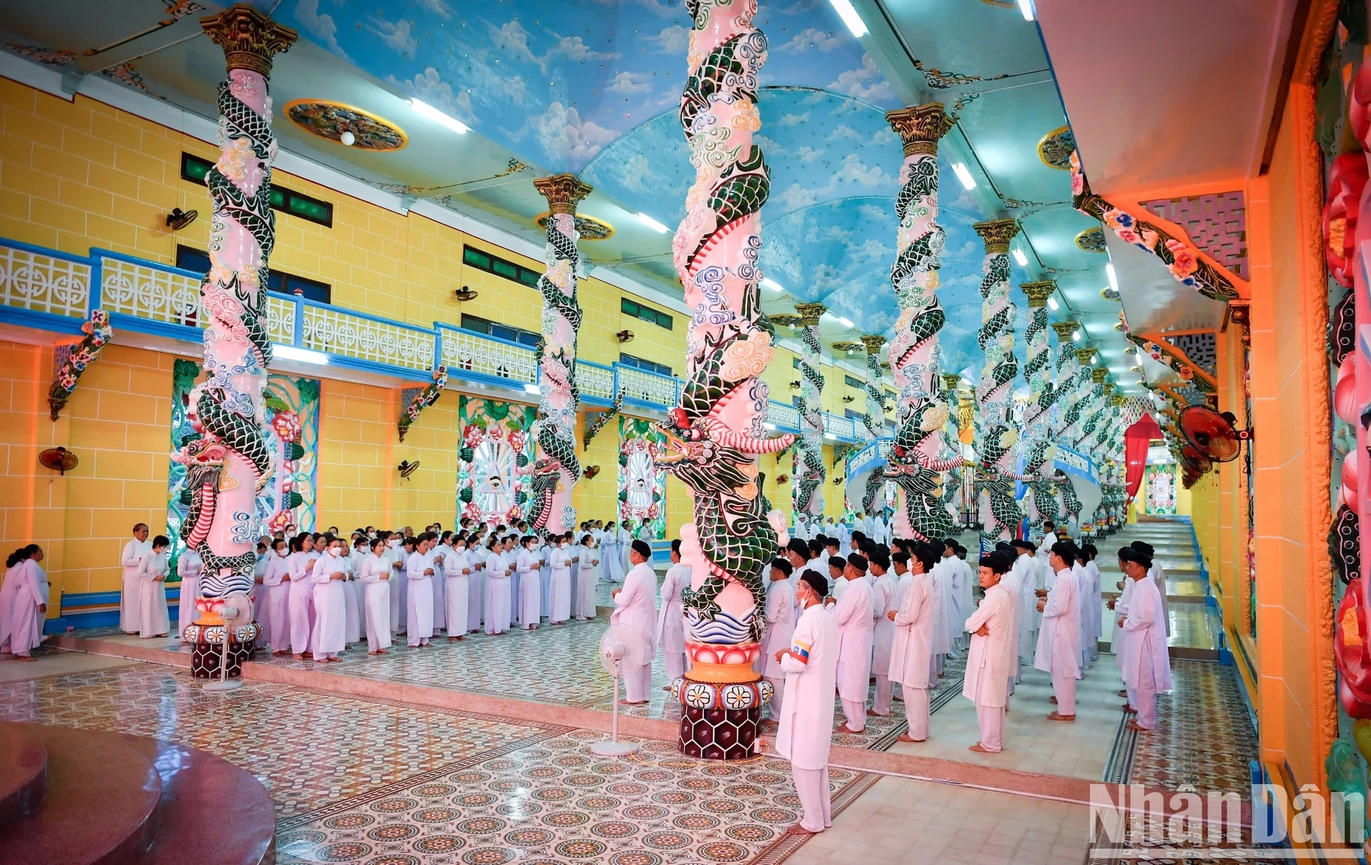 El área “Cuu trung dai”, en la nave principal, es el sitio más visitado en la Santa Sede. Mide 81 metros de longitud y 27 de ancho. Está separada de otras zonas del santuario por 18 pilares sofisticadamente tallados. El área “Cuu trung dai”, en la nave principal, es el sitio más visitado en la Santa Sede. Mide 81 metros de longitud y 27 de ancho. Está separada de otras zonas del santuario por 18 pilares sofisticadamente tallados.