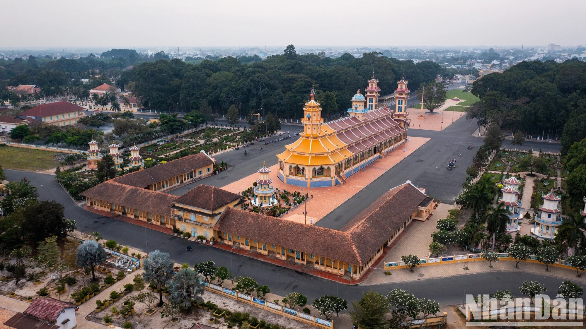 La construcción, también llamada Templo Sagrado por la gente local, se ubica en la calle de Pham Ho Phap, en el pueblo de Hoa Thanh, a unos cinco kilómetros al sureste de la ciudad de Tay Ninh, cabecera provincial, y a unos cien kilómetros al oeste de Ciudad Ho Chi Minh. La construcción, también llamada Templo Sagrado por la gente local, se ubica en la calle de Pham Ho Phap, en el pueblo de Hoa Thanh, a unos cinco kilómetros al sureste de la ciudad de Tay Ninh, cabecera provincial, y a unos cien kilómetros al oeste de Ciudad Ho Chi Minh.