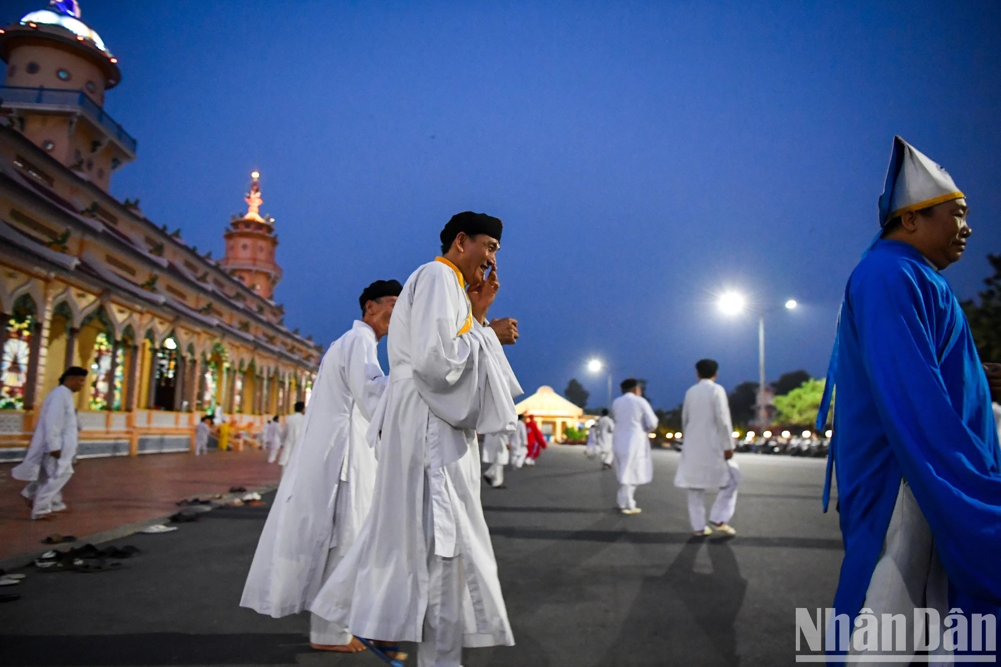 Los creyentes salen del templo después de profesar. Los creyentes salen del templo después de profesar.