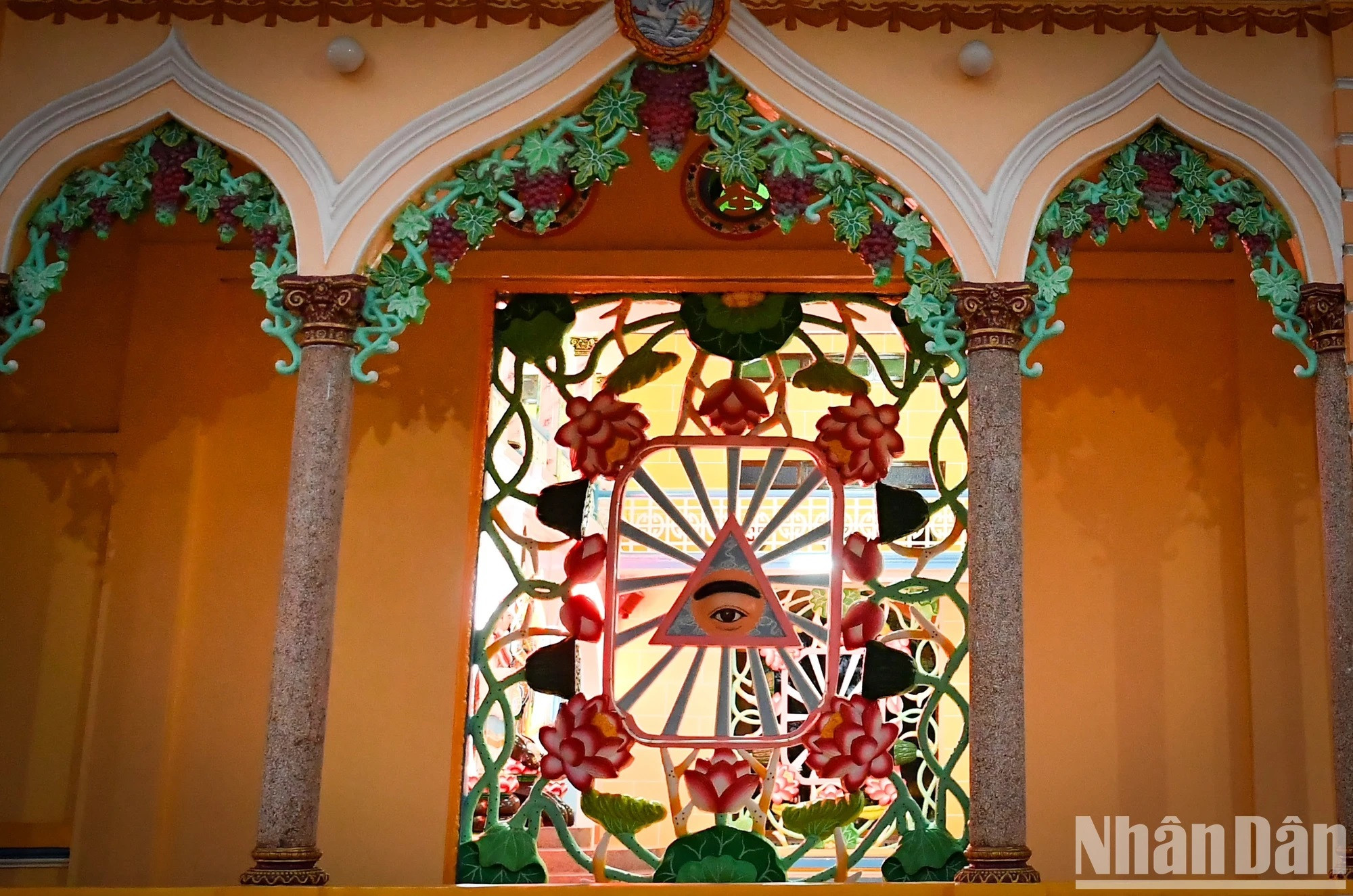 El Ojo de la providencia, símbolo del caodaísmo. El Ojo de la providencia, símbolo del caodaísmo.