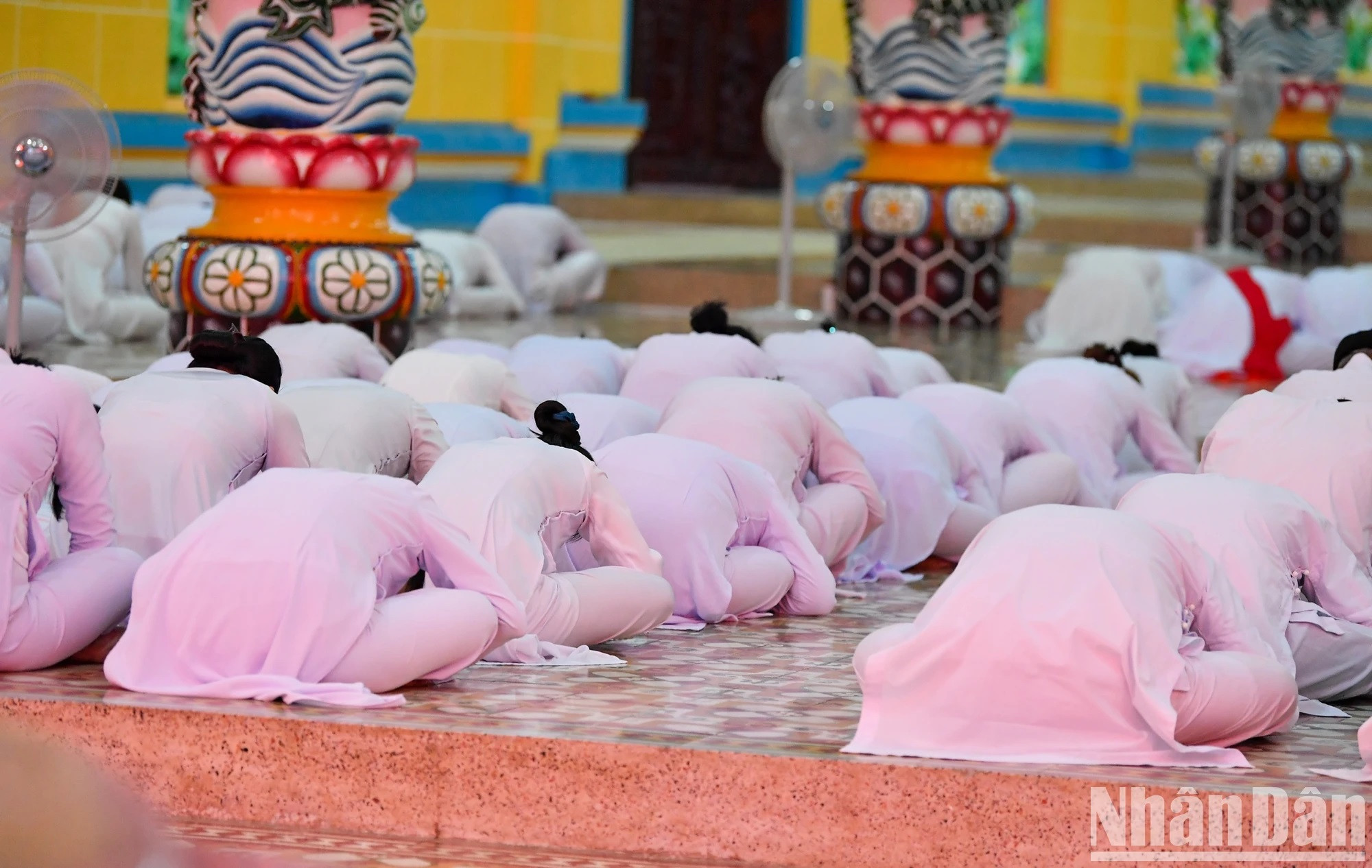 La ceremonia se desarrolla con solemnidad. La ceremonia se desarrolla con solemnidad.