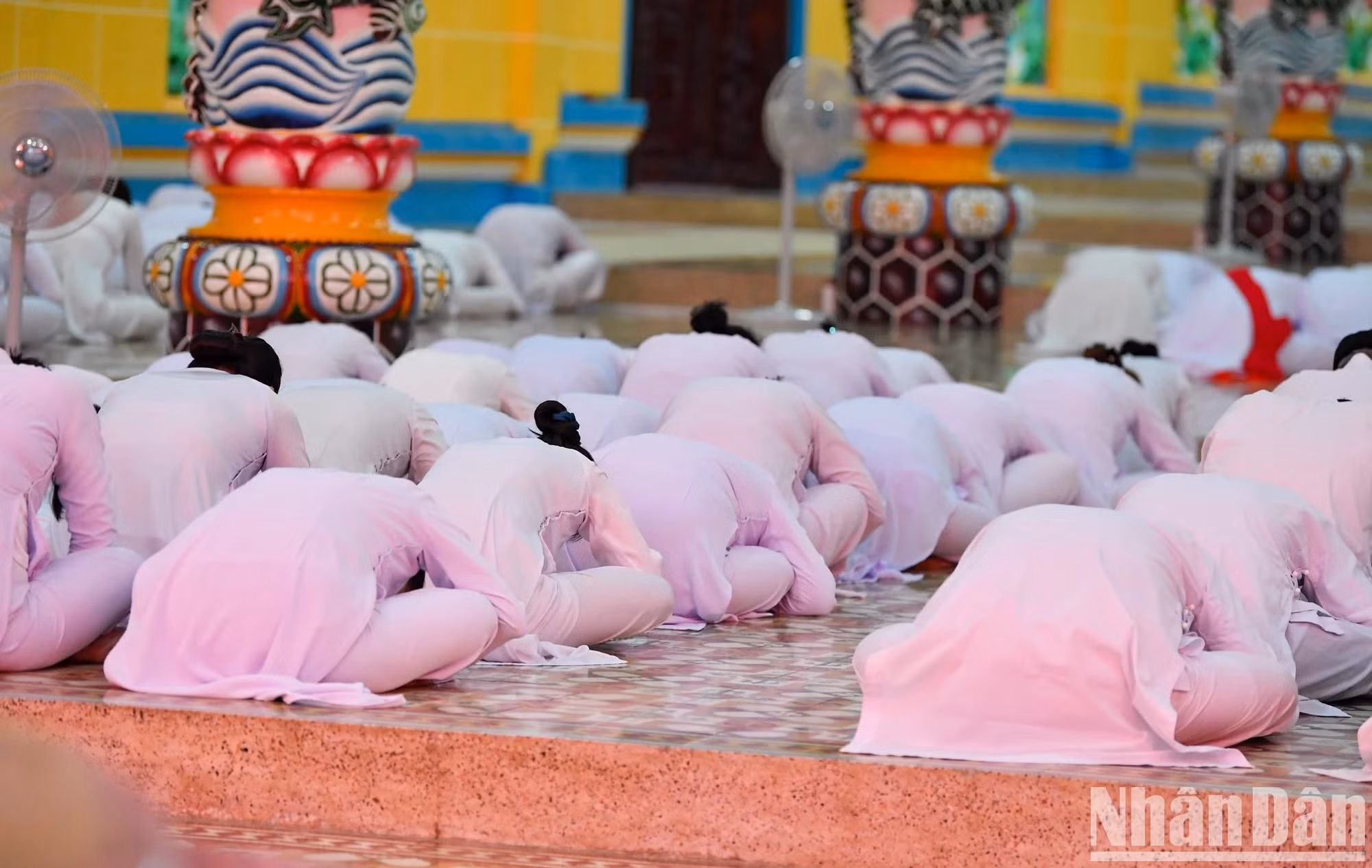 La ceremonia se desarrolla con solemnidad. La ceremonia se desarrolla con solemnidad.