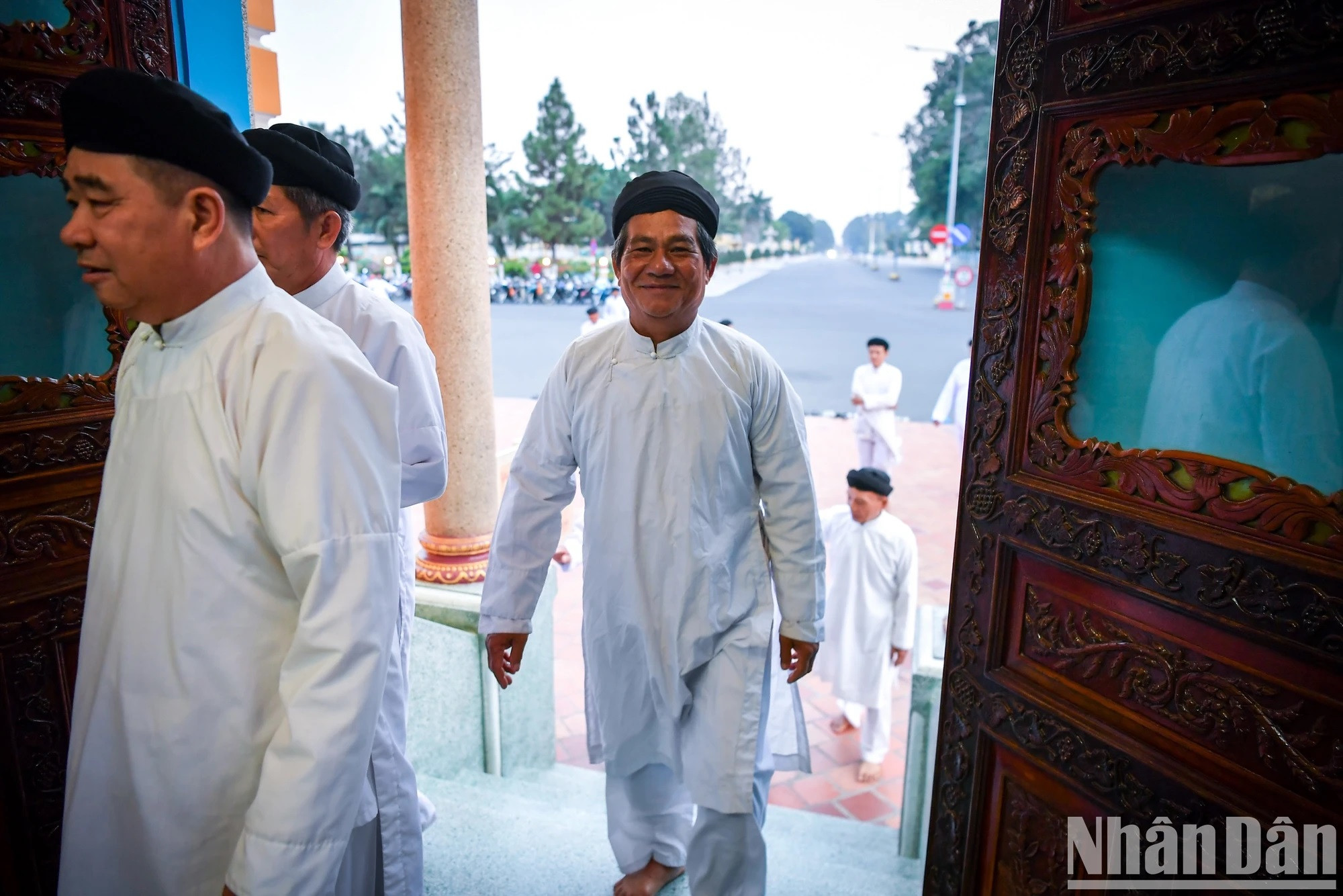 Los hombres entran al santuario principal por la puerta derecha y las mujeres por la izquierda. Los hombres entran al santuario principal por la puerta derecha y las mujeres por la izquierda.