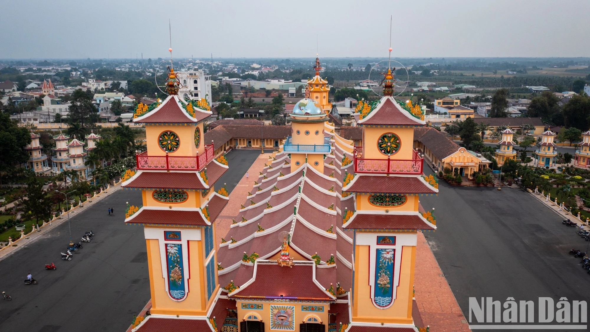 La construcción de este gigantesco templo duró más de 20 años, de 1926 a 1947, dividida en cinco etapas. Las obras son completamente artesanales y no basadas en ningún plano ni muestra. Lo interesante es que muchos de sus autores, a pesar de ser campesino y no haber asistido a ninguna clase de bellas artes, llegaron a crear decenas de miles de patrones y estatuas de alto valor artístico. La construcción de este gigantesco templo duró más de 20 años, de 1926 a 1947, dividida en cinco etapas. Las obras son completamente artesanales y no basadas en ningún plano ni muestra. Lo interesante es que muchos de sus autores, a pesar de ser campesino y no haber asistido a ninguna clase de bellas artes, llegaron a crear decenas de miles de patrones y estatuas de alto valor artístico.