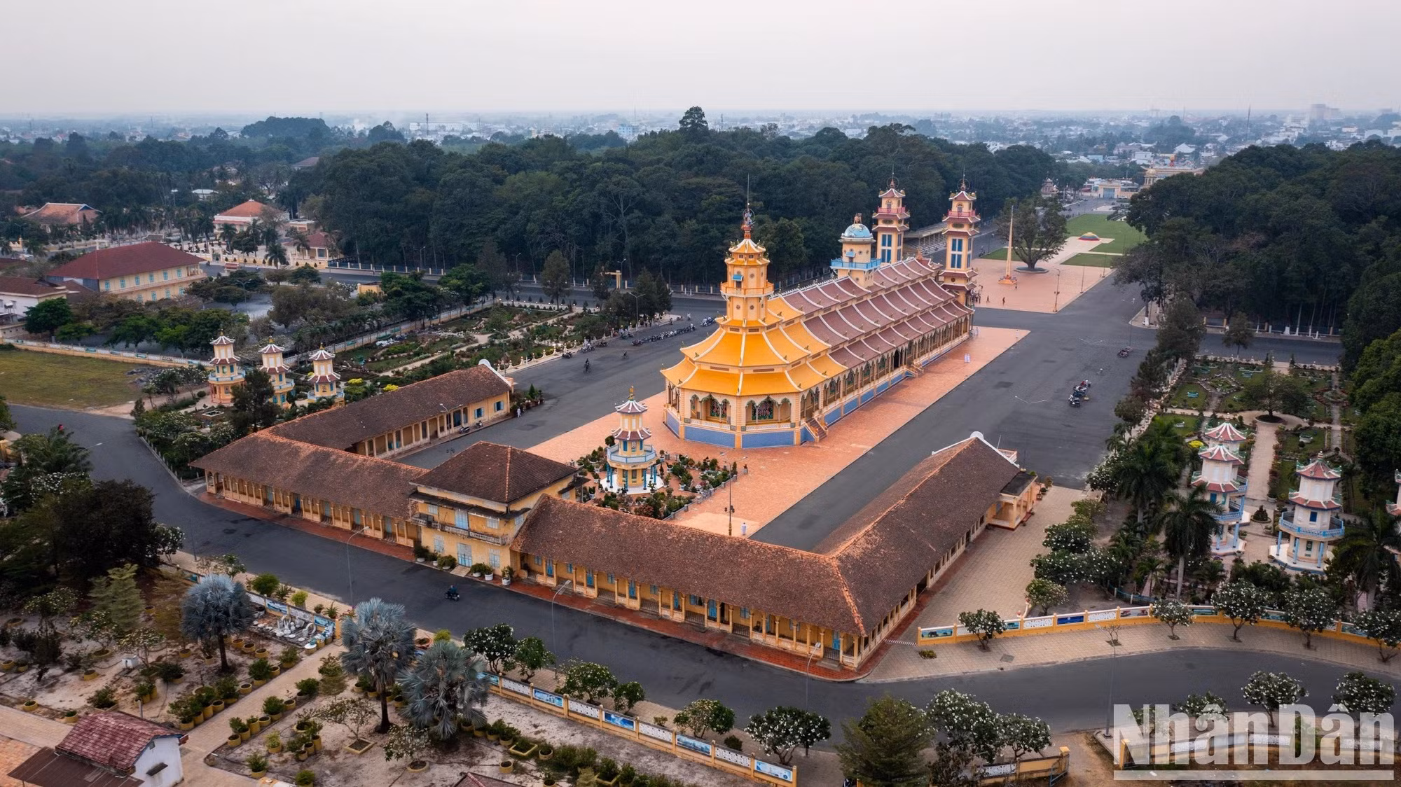 La construcción, también llamada Templo Sagrado por la gente local, se ubica en la calle de Pham Ho Phap, en el pueblo de Hoa Thanh, a unos cinco kilómetros al sureste de la ciudad de Tay Ninh, cabecera provincial, y a unos cien kilómetros al oeste de Ciudad Ho Chi Minh. La construcción, también llamada Templo Sagrado por la gente local, se ubica en la calle de Pham Ho Phap, en el pueblo de Hoa Thanh, a unos cinco kilómetros al sureste de la ciudad de Tay Ninh, cabecera provincial, y a unos cien kilómetros al oeste de Ciudad Ho Chi Minh.