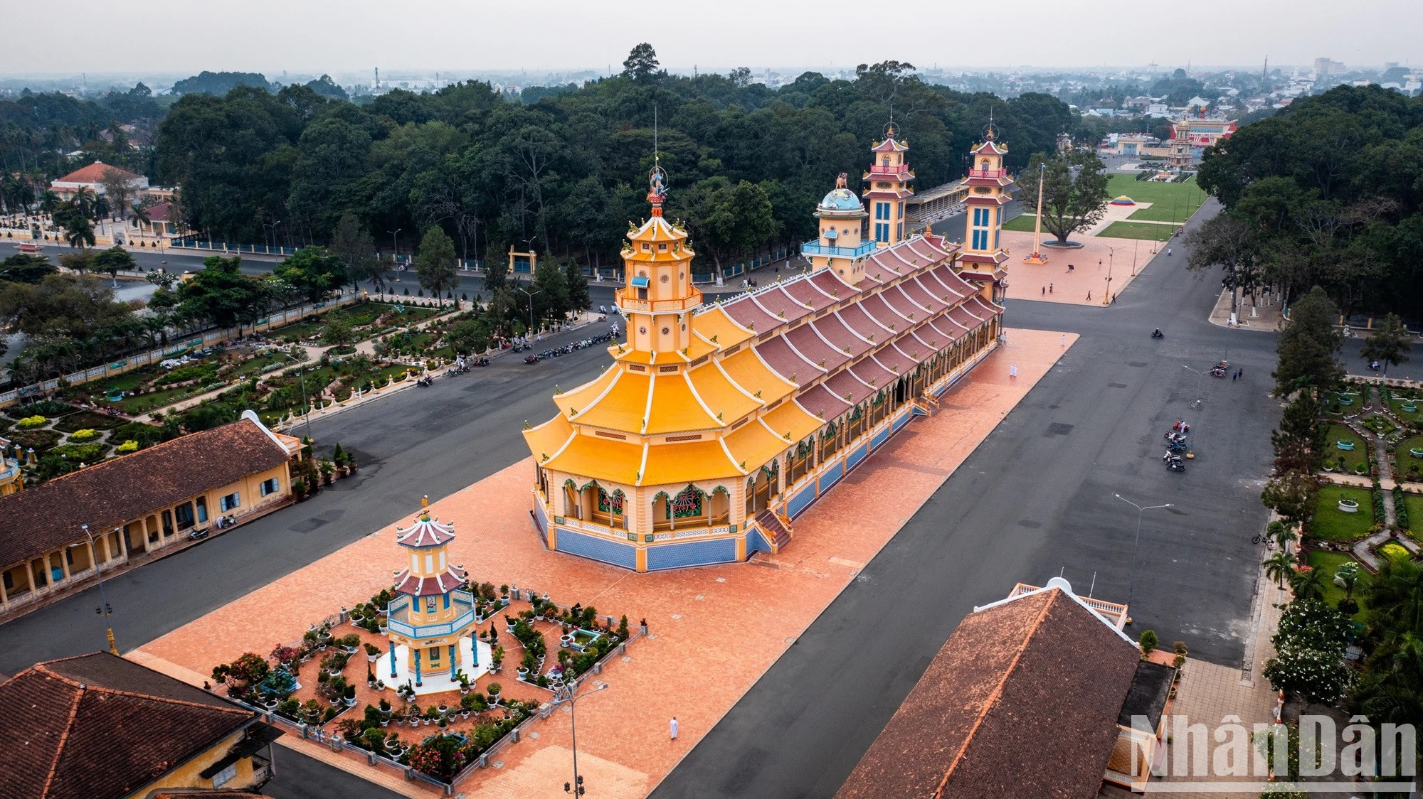 Además de escenificar las prácticas religiosas de los seguidores del caodaísmo, la Santa Sede de Tay Ninh con su arquitectura única y riqueza histórica es considerada una de las mayores atracciones turísticas del sureste vietnamita. Además de escenificar las prácticas religiosas de los seguidores del caodaísmo, la Santa Sede de Tay Ninh con su arquitectura única y riqueza histórica es considerada una de las mayores atracciones turísticas del sureste vietnamita.