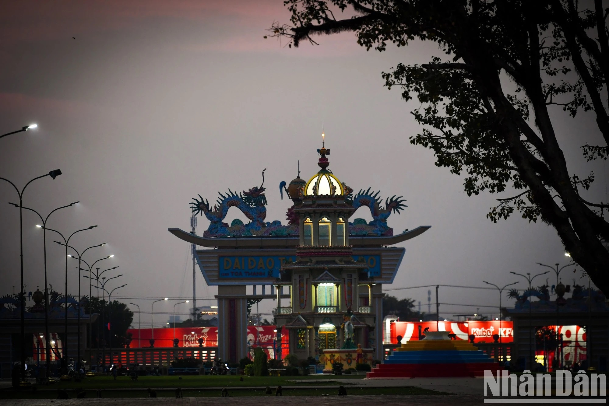 Uno de los 12 portones a la Santa Sede. Uno de los 12 portones a la Santa Sede.