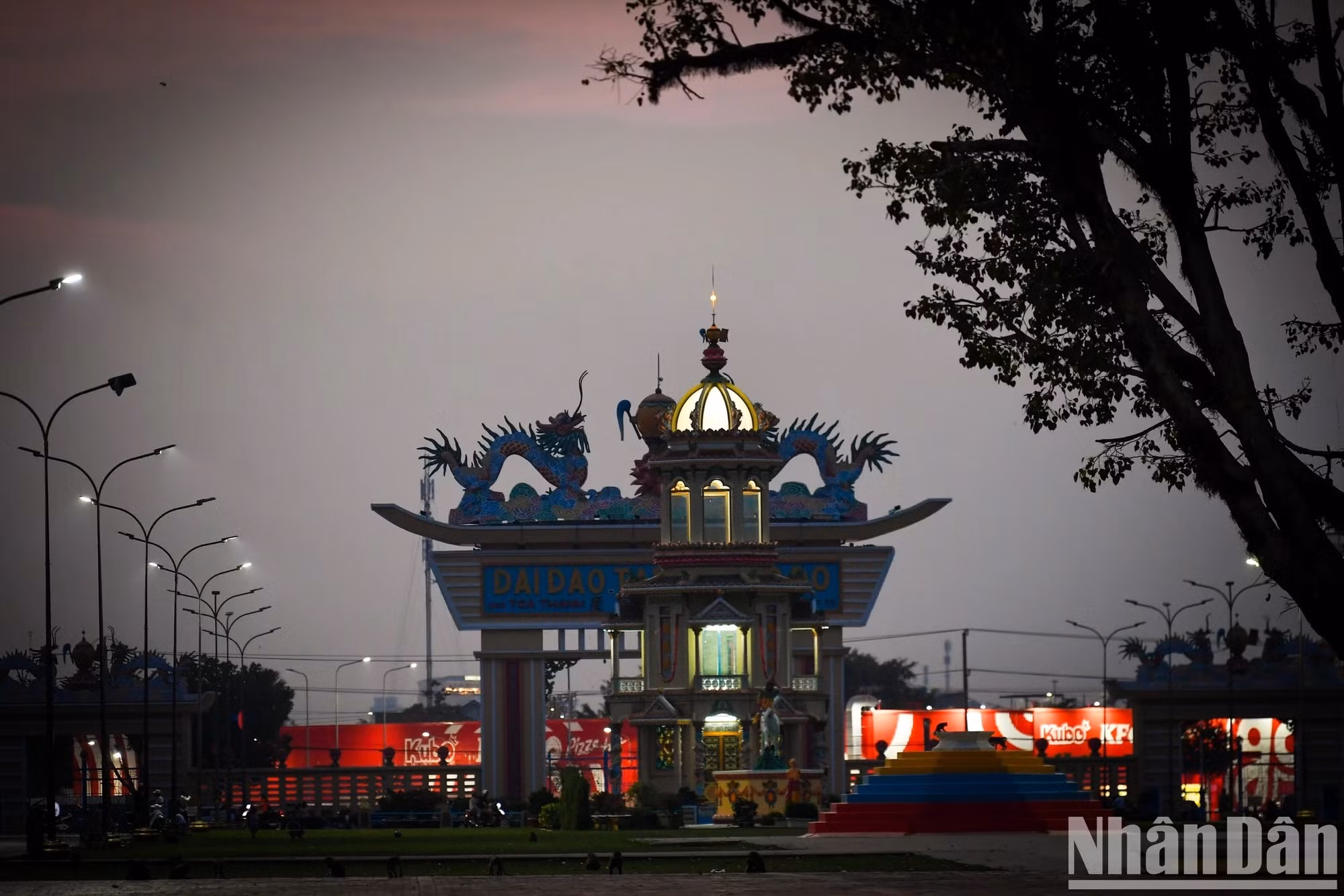 Uno de los 12 portones a la Santa Sede. Uno de los 12 portones a la Santa Sede.