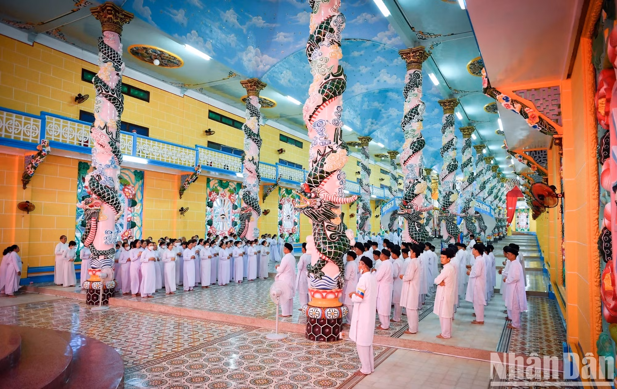 El área “Cuu trung dai”, en la nave principal, es el sitio más visitado en la Santa Sede. Mide 81 metros de longitud y 27 de ancho. Está separada de otras zonas del santuario por 18 pilares sofisticadamente tallados. El área “Cuu trung dai”, en la nave principal, es el sitio más visitado en la Santa Sede. Mide 81 metros de longitud y 27 de ancho. Está separada de otras zonas del santuario por 18 pilares sofisticadamente tallados.