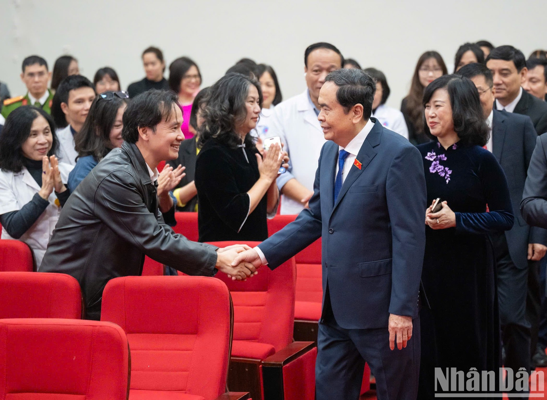 El líder parlamentario y el personal del hospital.