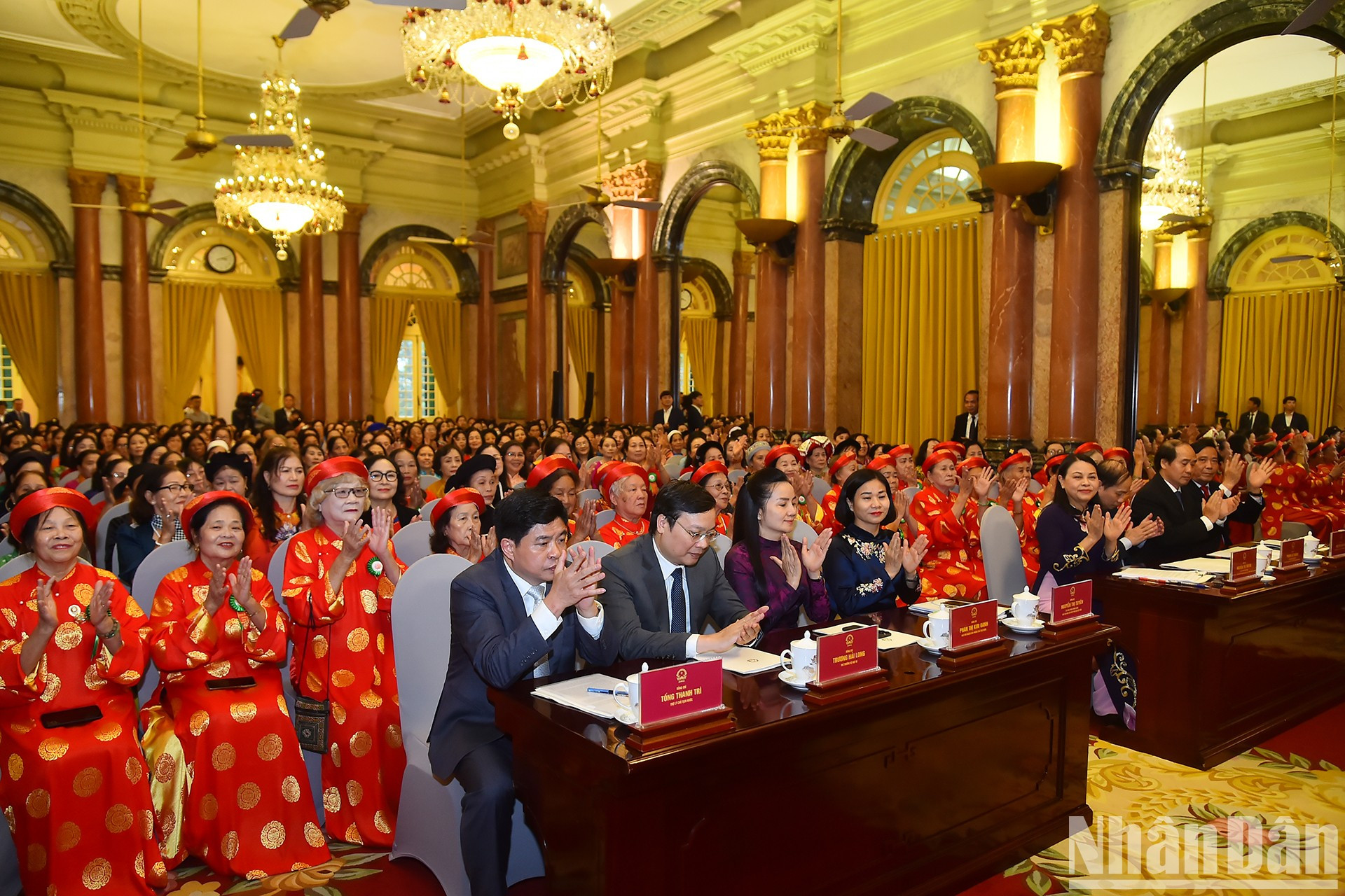 Participan en la actividad unas 200 ciudadanas representando a las más de nueve millones de mujeres de edad avanzada que se unen al movimiento de cultivo de familias cultas, prósperas y felices. Participan en la actividad unas 200 ciudadanas representando a las más de nueve millones de mujeres de edad avanzada que se unen al movimiento de cultivo de familias cultas, prósperas y felices.