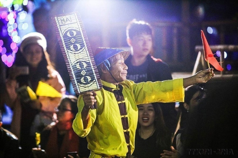 El canto “Bai Choi”, Patrimonio Cultural Inmaterial de la Humanidad, se celebra todas las noches en Hoi An para atender a los turistas durante la temporada alta.