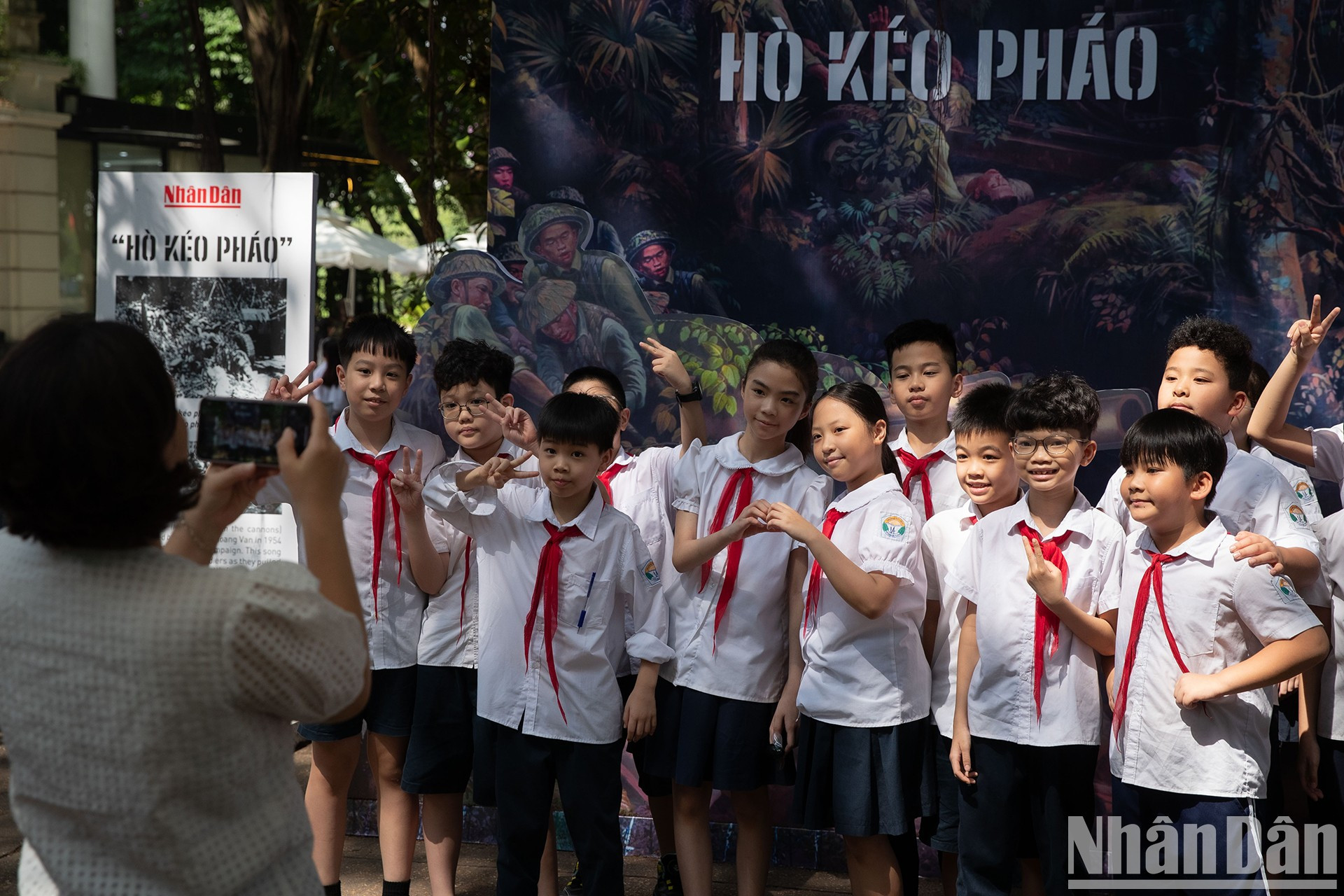 Alumnos de varias escuelas locales visitan el 10 de mayo la exhibición. Casi 500 de ellos cursan en la escuela primaria de Tran Quoc Toan. Alumnos de varias escuelas locales visitan el 10 de mayo la exhibición. Casi 500 de ellos cursan en la escuela primaria de Tran Quoc Toan.