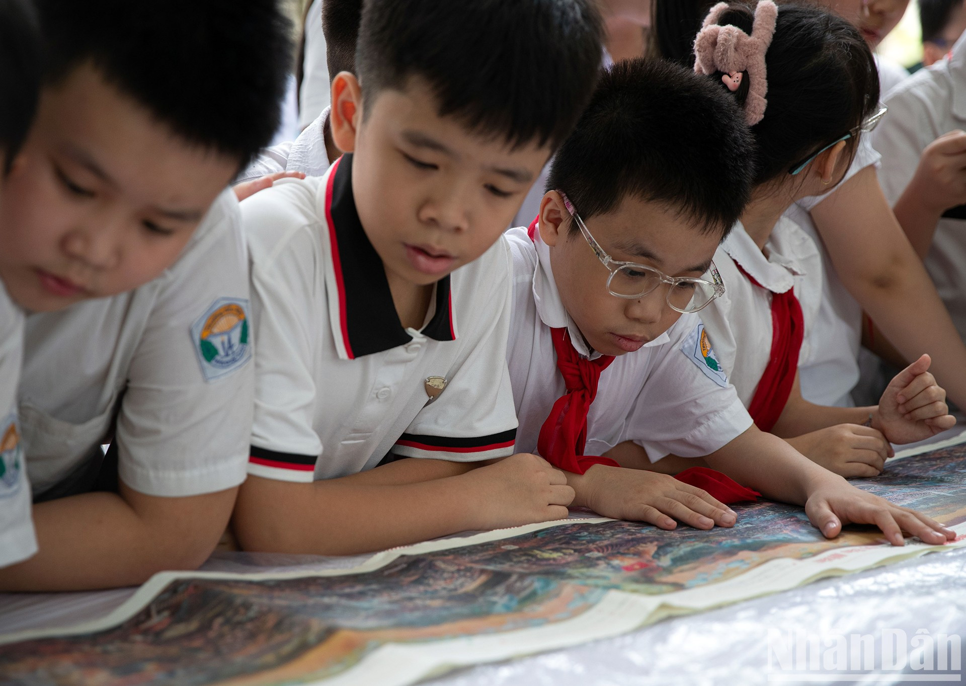 El cuadro, cuya versión original se expone en el Museo de la Victoria de Dien Bien Phu, se publica en el suplemento especial del número del 7 de mayo de 2024 del periódico Nhan Dan. El cuadro, cuya versión original se expone en el Museo de la Victoria de Dien Bien Phu, se publica en el suplemento especial del número del 7 de mayo de 2024 del periódico Nhan Dan.