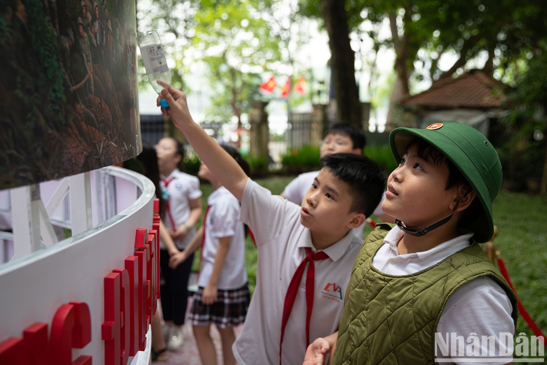 Probarse el traje de los soldados de Dien Bien es también una oferta a los visitantes a la exposición. Probarse el traje de los soldados de Dien Bien es también una oferta a los visitantes a la exposición.