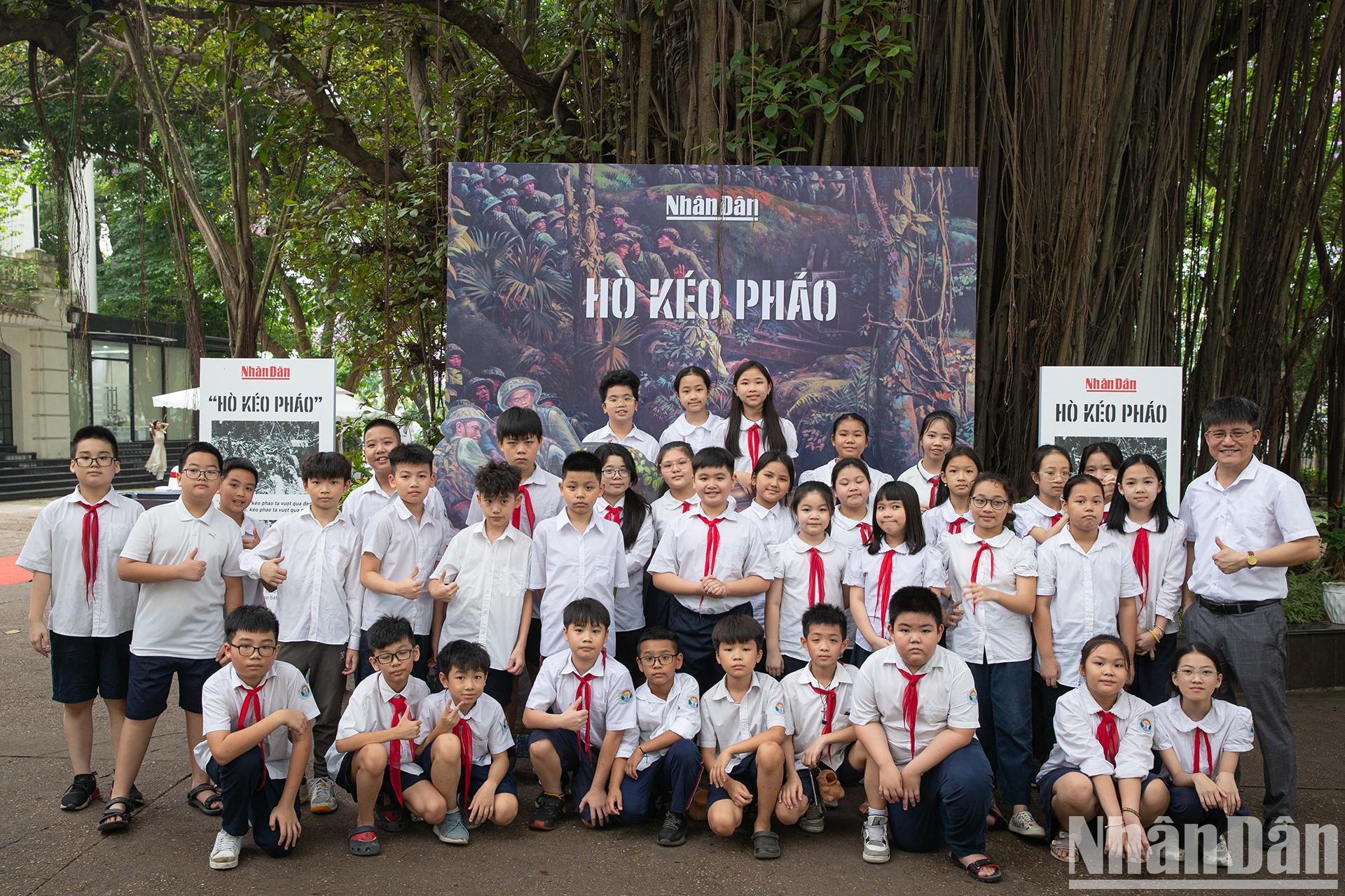 La zona de oportunidades fotográficas diseñada con imágenes de “Canto al arrastrar cañones” y el “rey del transporte”, como se le llamó a bicicleta de reparto por su eficiencia en el transporte de suministros a los soldados en el frente de Dien Bien Phu. La zona de oportunidades fotográficas diseñada con imágenes de “Canto al arrastrar cañones” y el “rey del transporte”, como se le llamó a bicicleta de reparto por su eficiencia en el transporte de suministros a los soldados en el frente de Dien Bien Phu.